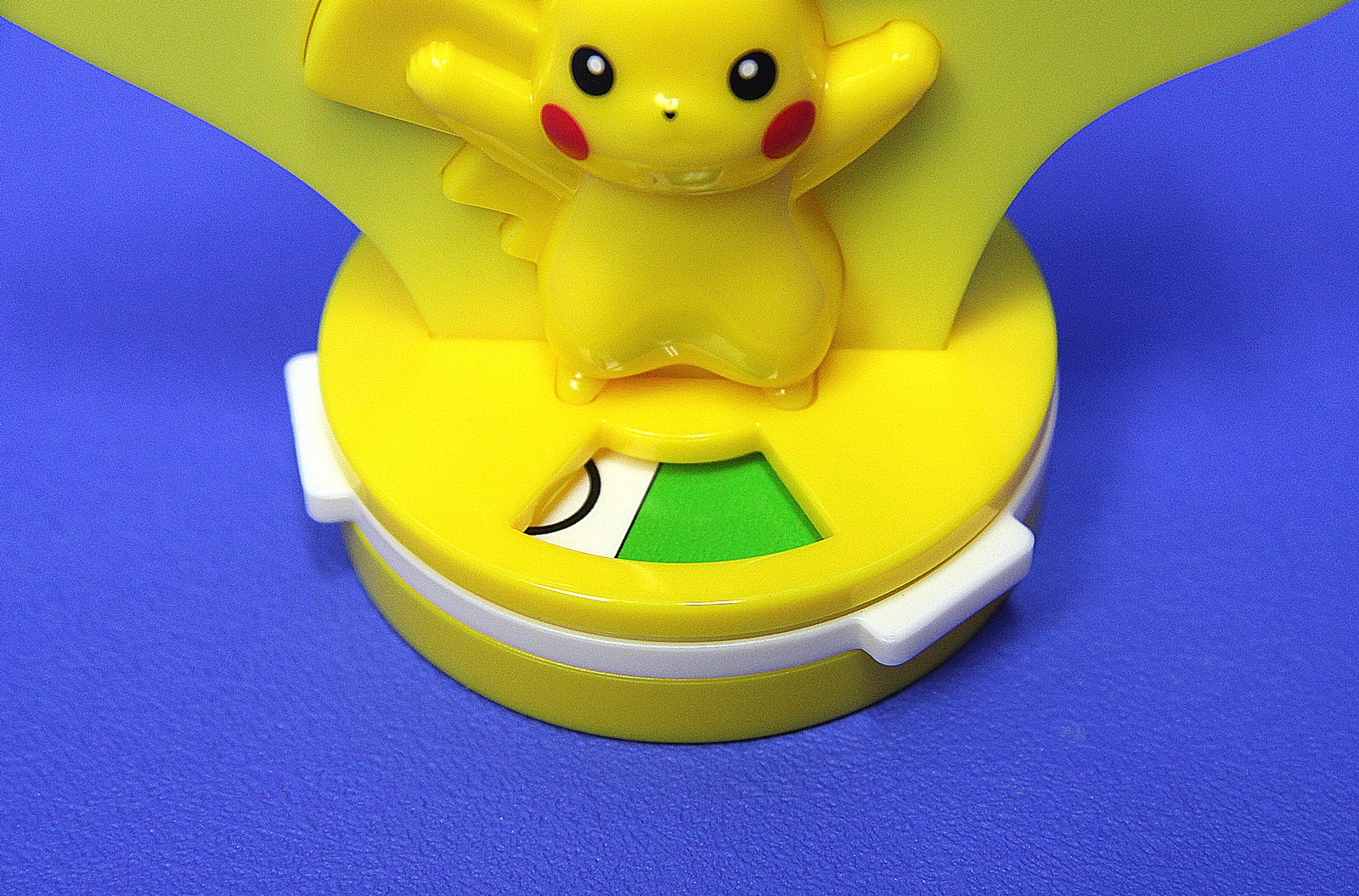 ピカチュウの土台部分にはルーレットが付いている