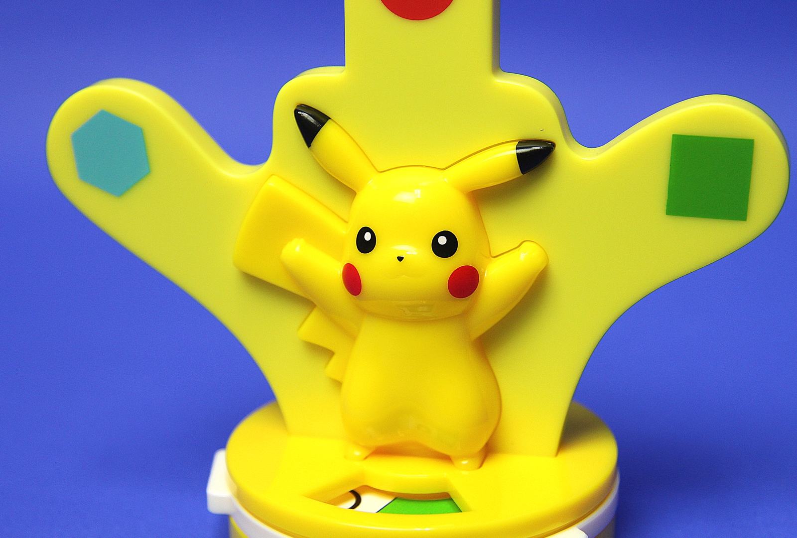 無表情のピカチュウ…。的になってます