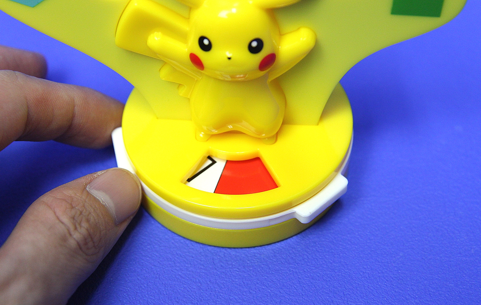 指で回転させることができる