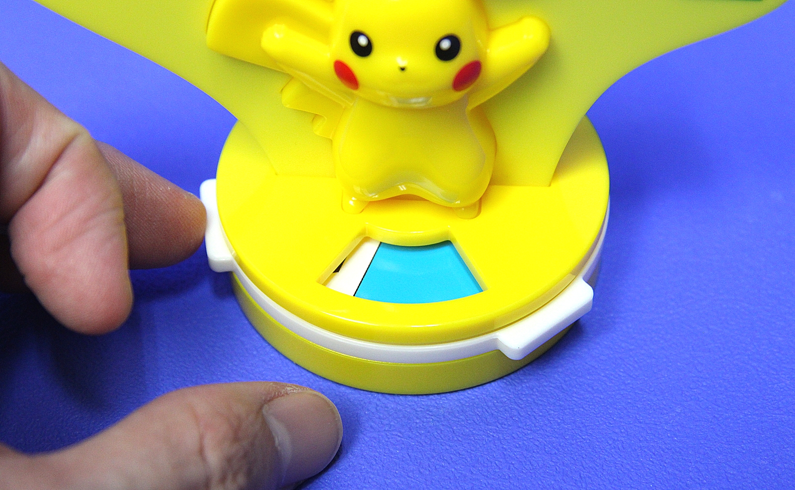 ルーレットで出たものと同じ色・同じ形が描かれた的に輪を投げる