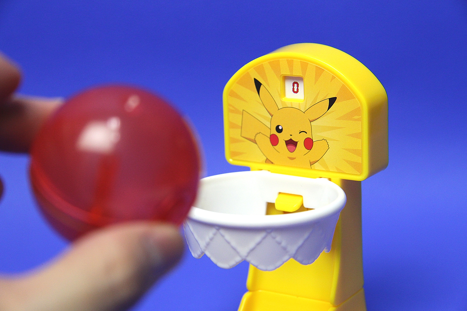 ボールをゴールめがけて投げ入れる