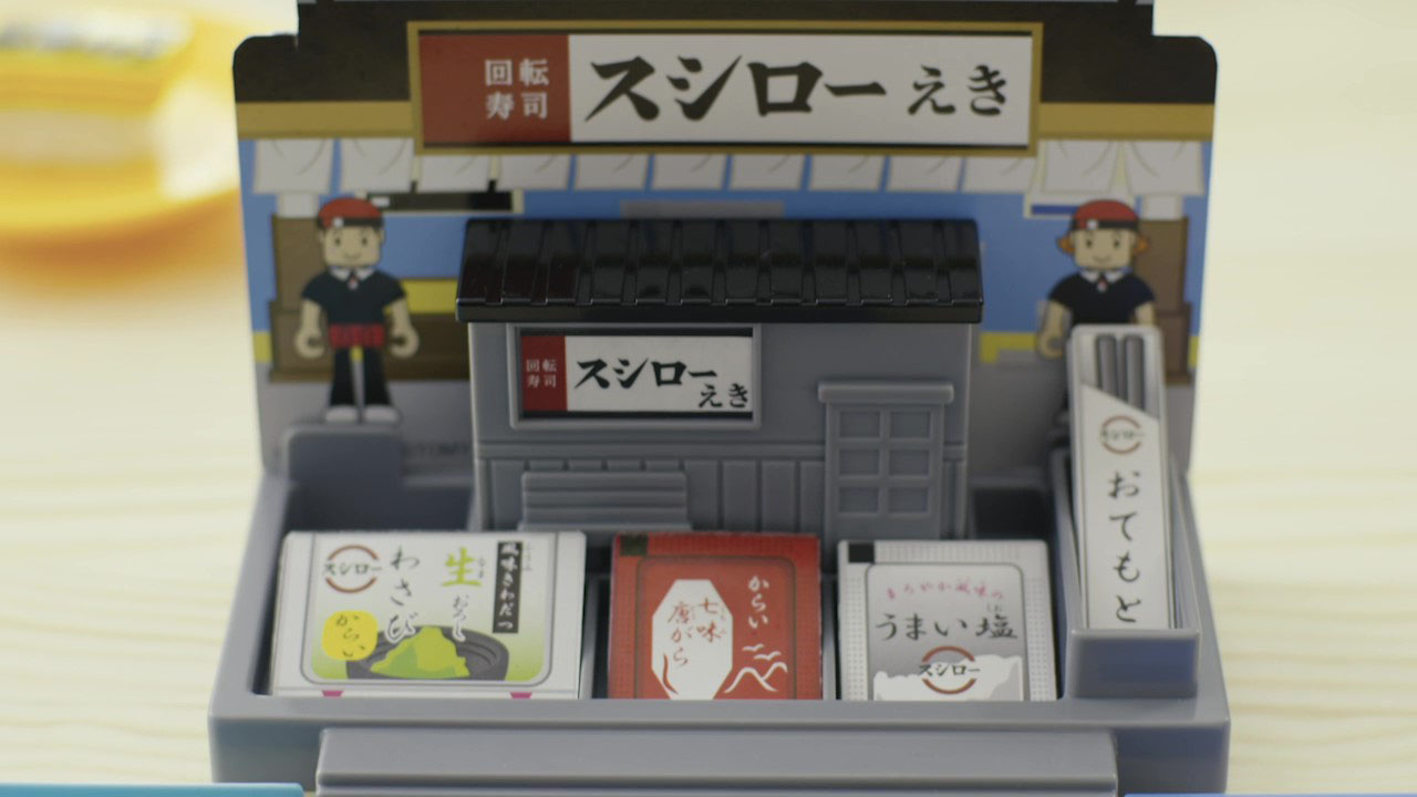 オリジナルデザインのすしパーツをはじめ、スシローの店内をイメージしてデザインしたボードや「うまい塩」などの紙小物が付属