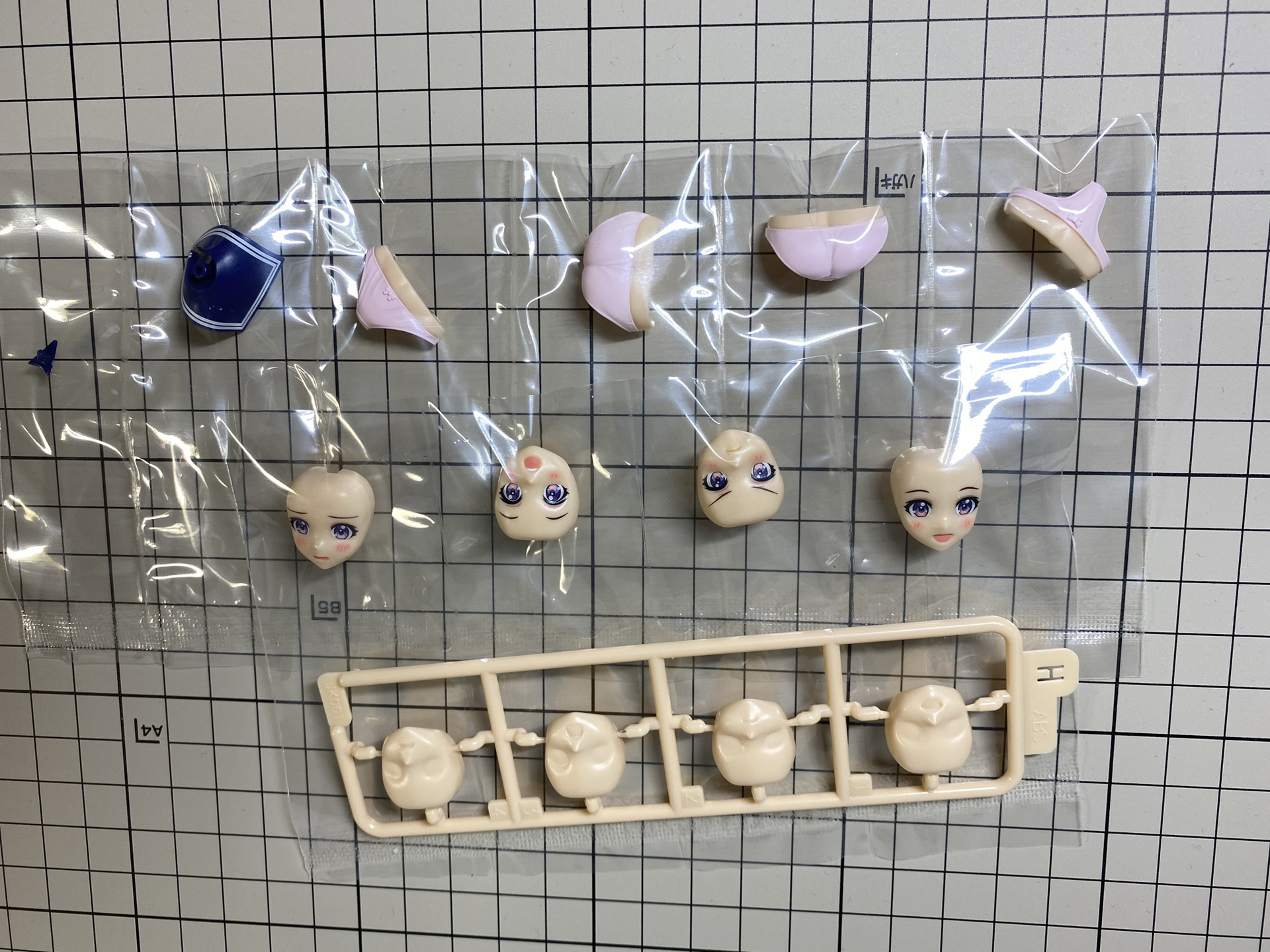 彩色済みのパーツも多い。特に顔はきれいに塗装されている。セーラー服の細いラインなど、どういうところを塗装するのが効果的か、考えられているのがわかる