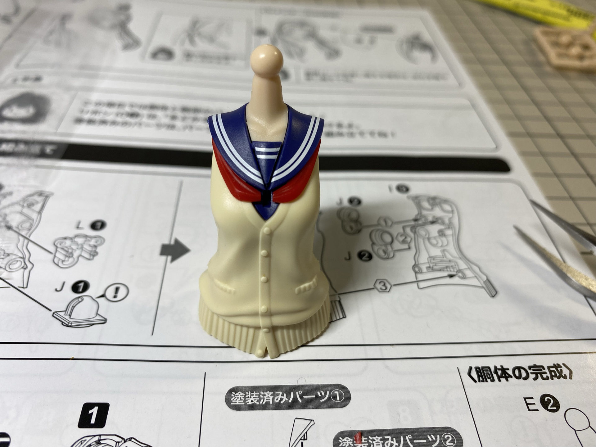 上半身はシンプルながら、肩に引き出し関節を内蔵。パーツの色分けと、彩色パーツの襟元の質感が良い