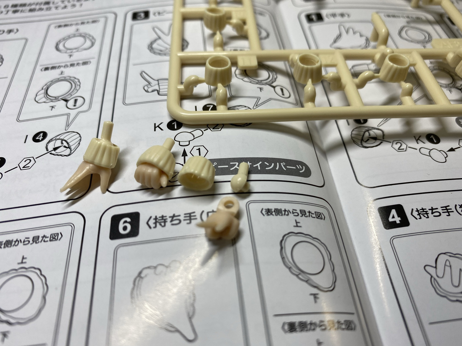 袖口まで専用パーツを用意し、計12個もの手首を組み立てる。繊細な指先の表現、袖口から出た手の形へのこだわりが“かわいらしさ”を表現するのに絶対に必要なんだと、このパーツは主張している