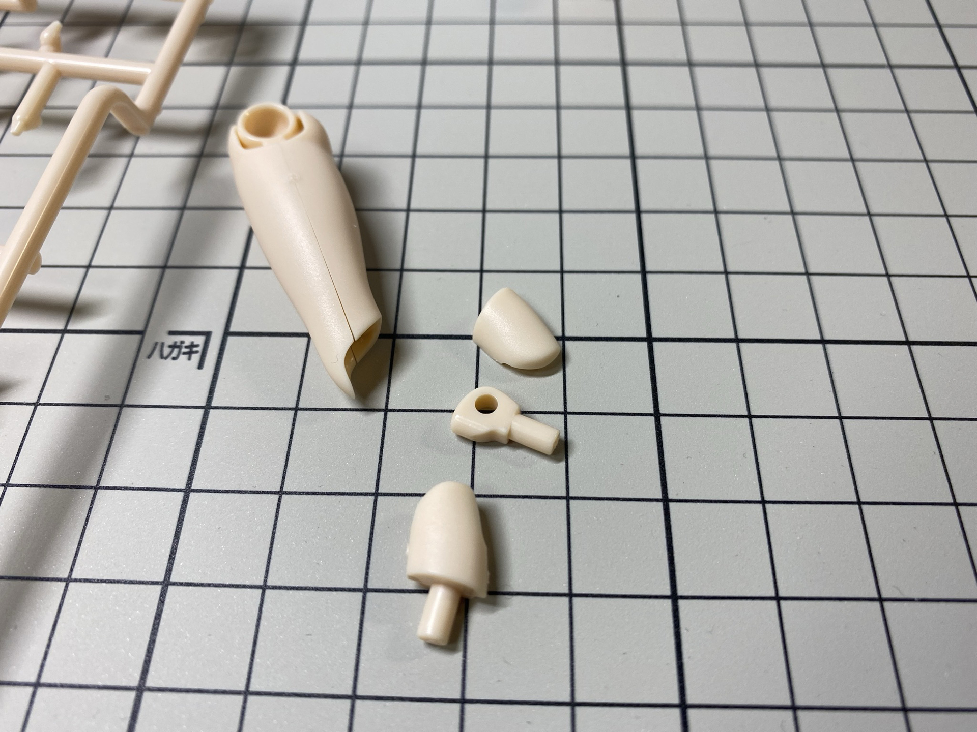 彩色されたお尻部分、つや消しの処理がされた腿、つやのある靴下部分と、部位ごとにきちんと質感が異なる