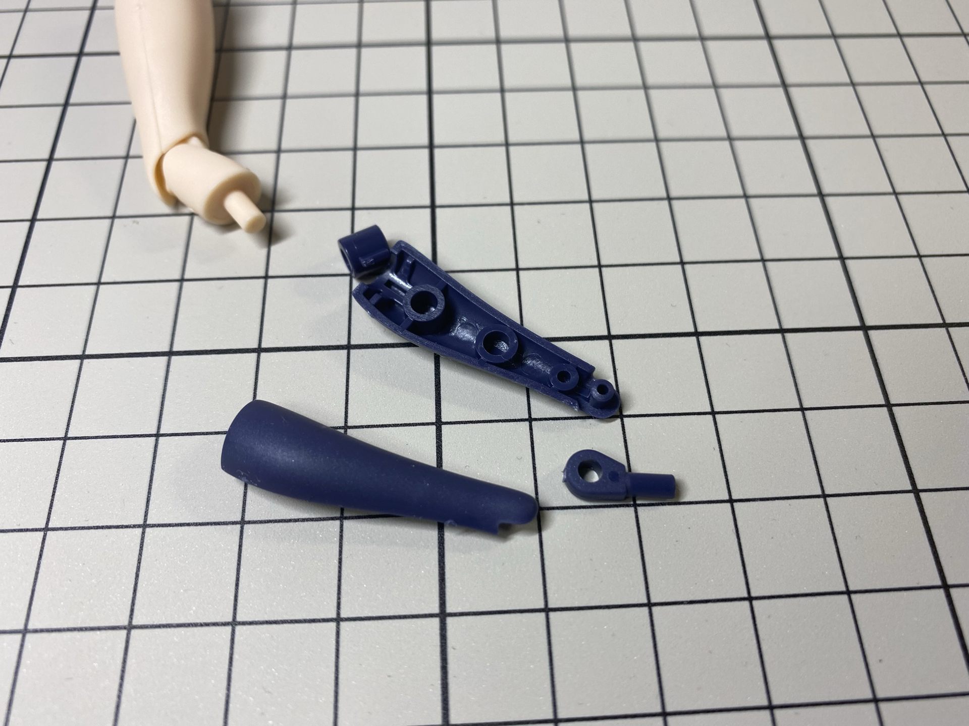 彩色されたお尻部分、つや消しの処理がされた腿、つやのある靴下部分と、部位ごとにきちんと質感が異なる