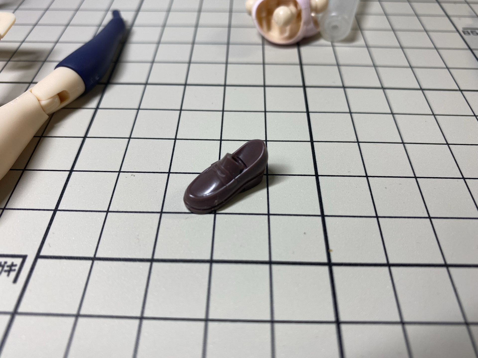 彩色されたお尻部分、つや消しの処理がされた腿、つやのある靴下部分と、部位ごとにきちんと質感が異なる