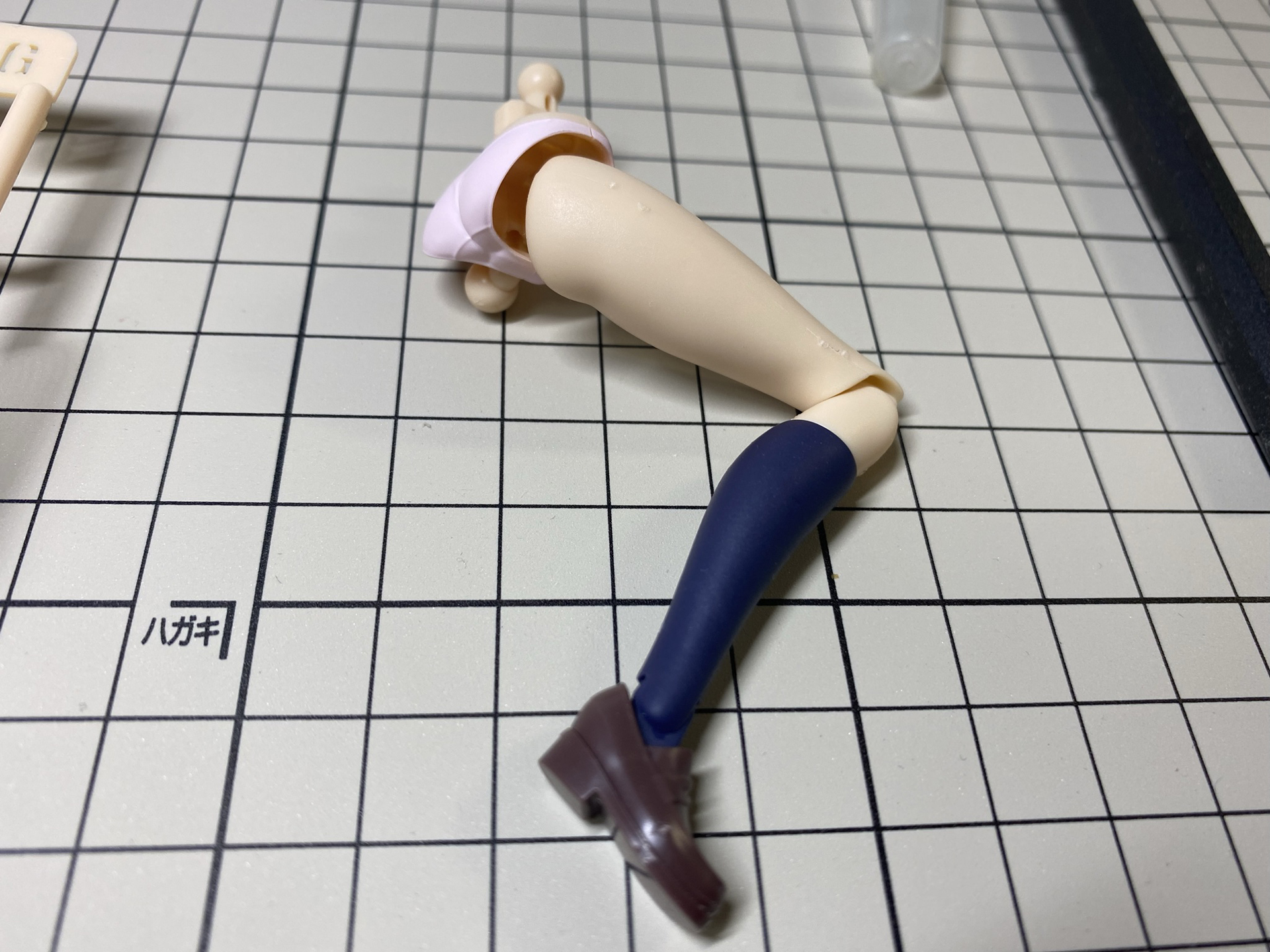 お尻から腿の自然なラインは固定ポーズのフィギュアのような自然さ。ここから関節のスライドなどで大きくポーズが変えられる