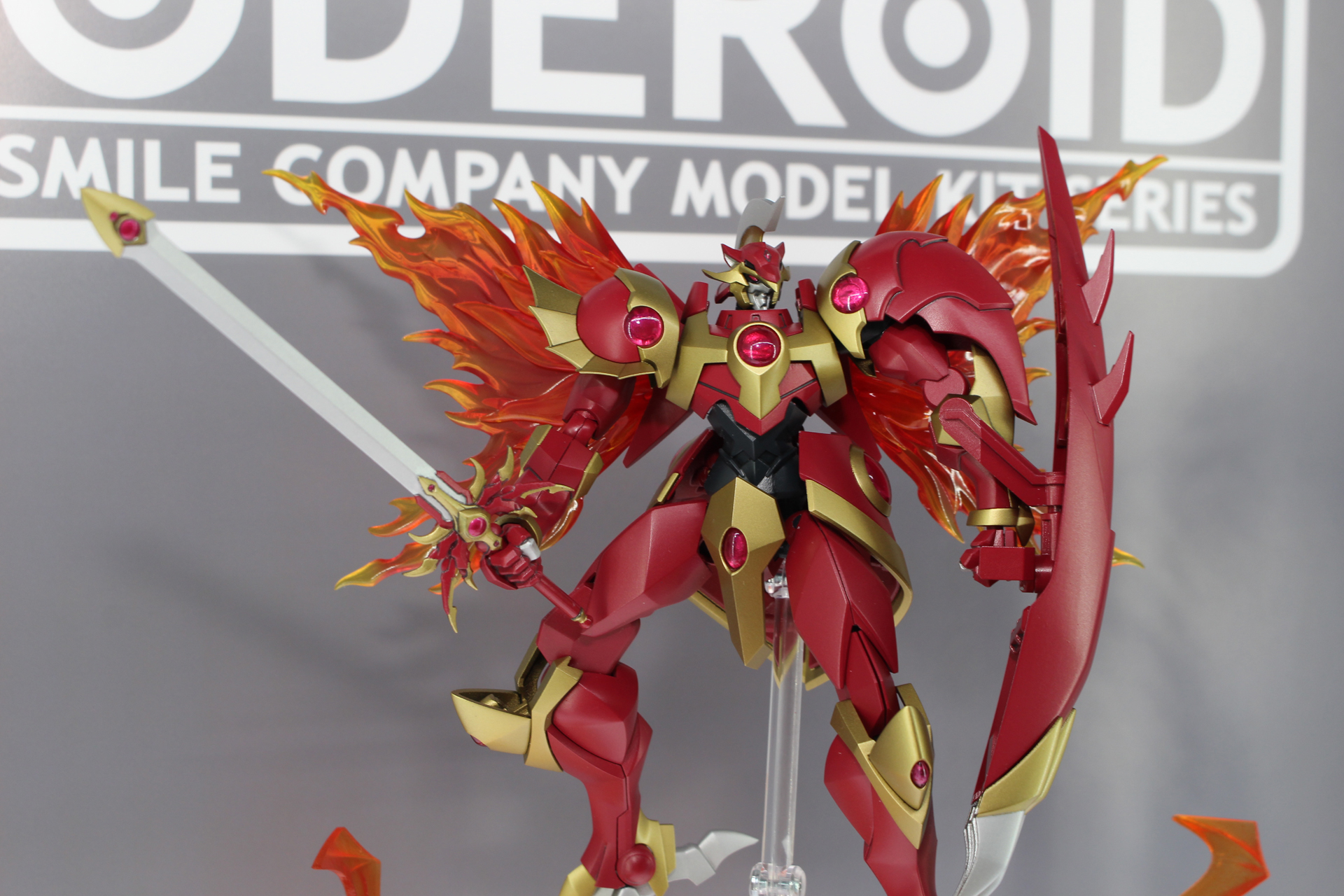 「MODEROID 炎神レイアース」。魔神の中でも最強とうたわれていて、獅堂光が操る。唯一盾を備えている