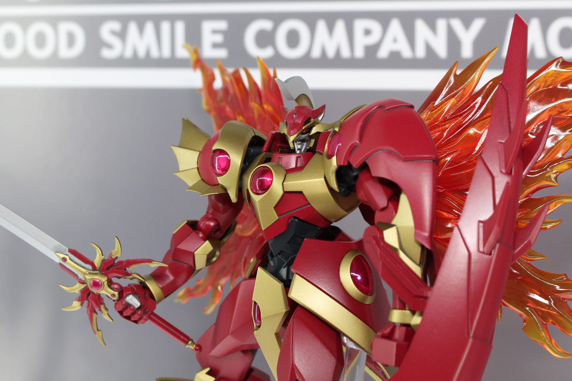 「MODEROID 炎神レイアース」。魔神の中でも最強とうたわれていて、獅堂光が操る。唯一盾を備えている