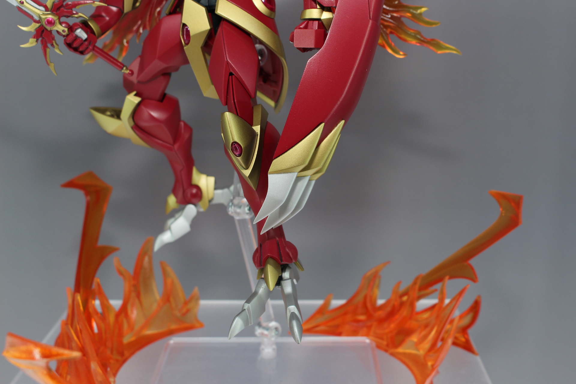 「MODEROID 炎神レイアース」。魔神の中でも最強とうたわれていて、獅堂光が操る。唯一盾を備えている