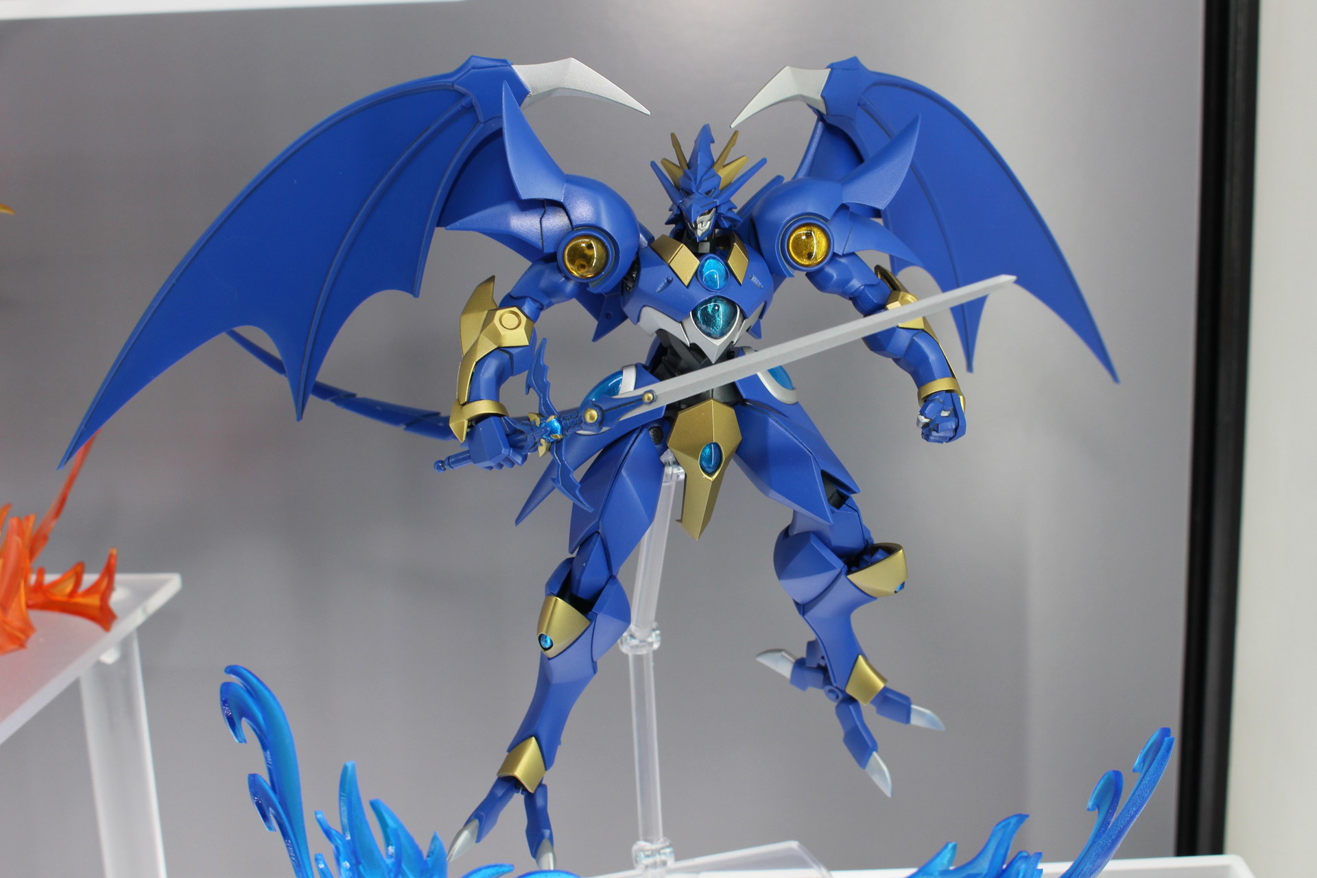 「MODEROID 海神セレス」。海の神殿で眠っていた魔神で、龍咲海が操る。翼とともに尻尾を持っている