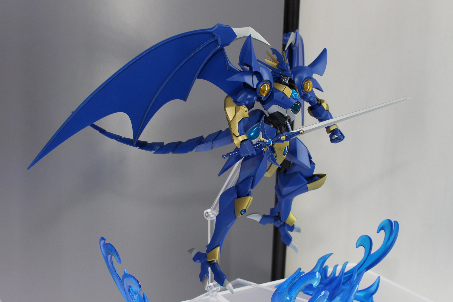 「MODEROID 海神セレス」。海の神殿で眠っていた魔神で、龍咲海が操る。翼とともに尻尾を持っている