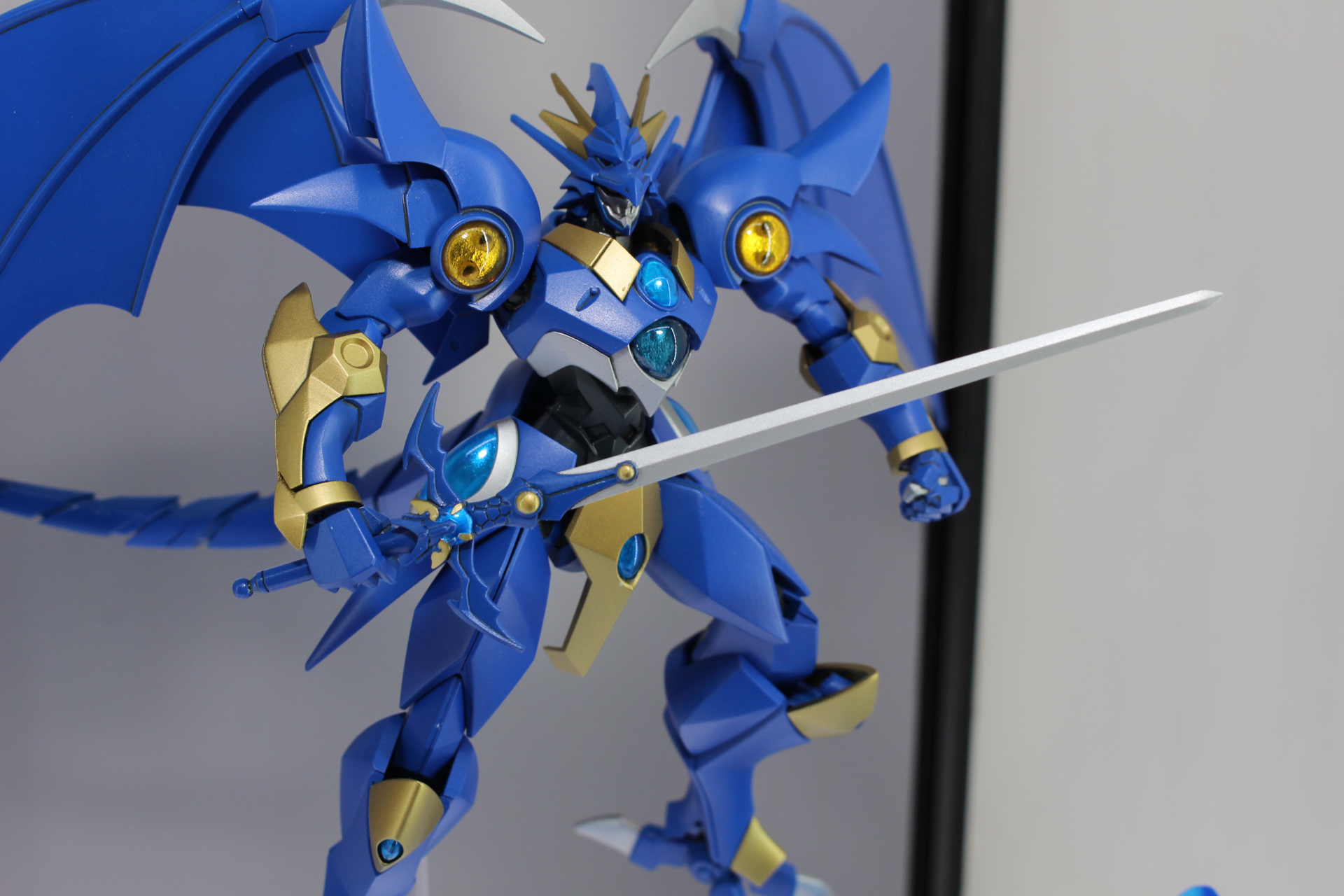 「MODEROID 海神セレス」。海の神殿で眠っていた魔神で、龍咲海が操る。翼とともに尻尾を持っている