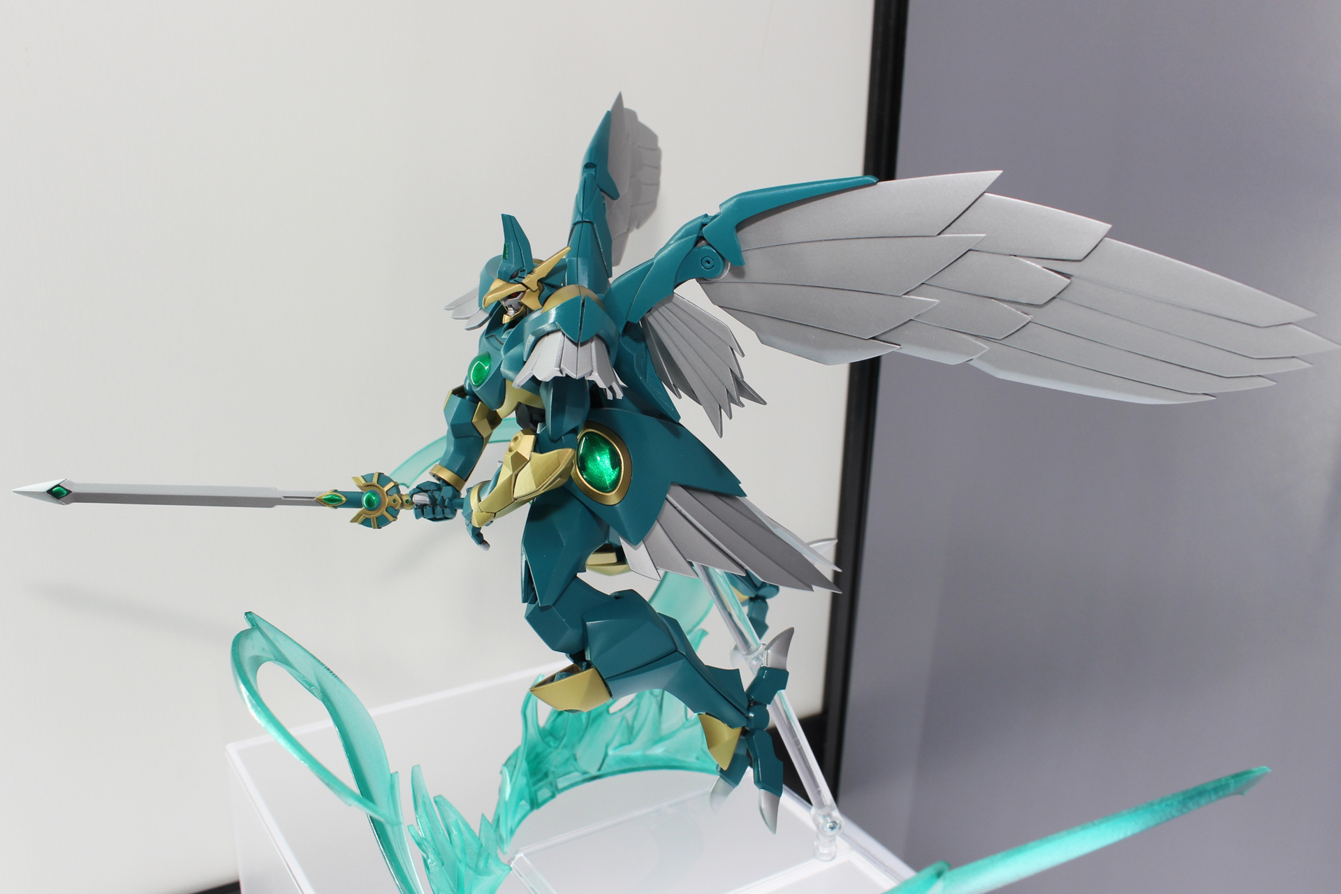 「MODEROID 空神ウインダム」。鳳凰寺風が操る魔神で、普段は鳥の姿をしている。羽のような飾りが特徴的だ