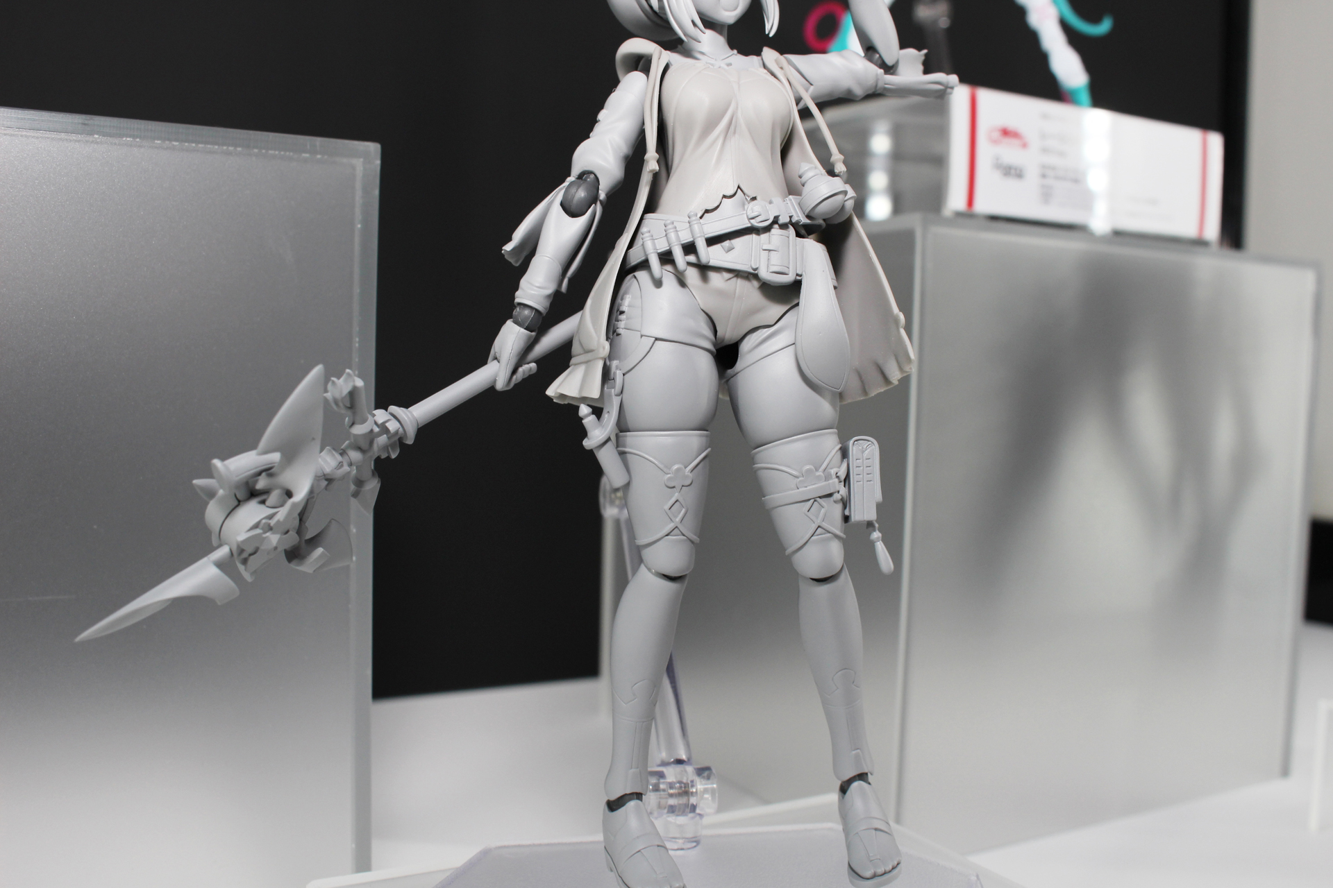 ファンなら必ずチェックするであろう太ももも、アクションフィギュアとしての可動を意識しつつ、再現されている