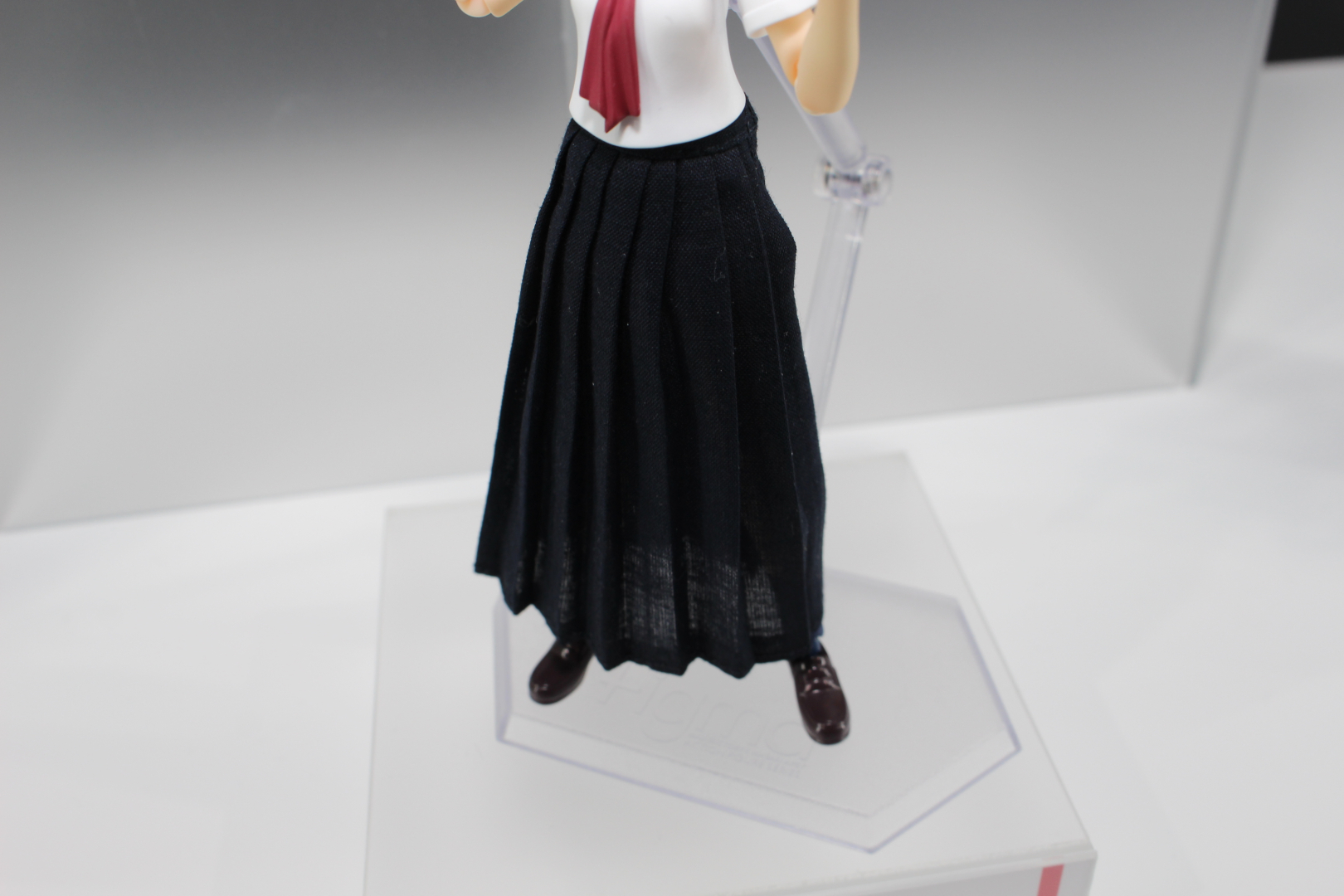 折りひだが入ったスカート。布ならではの質感だ