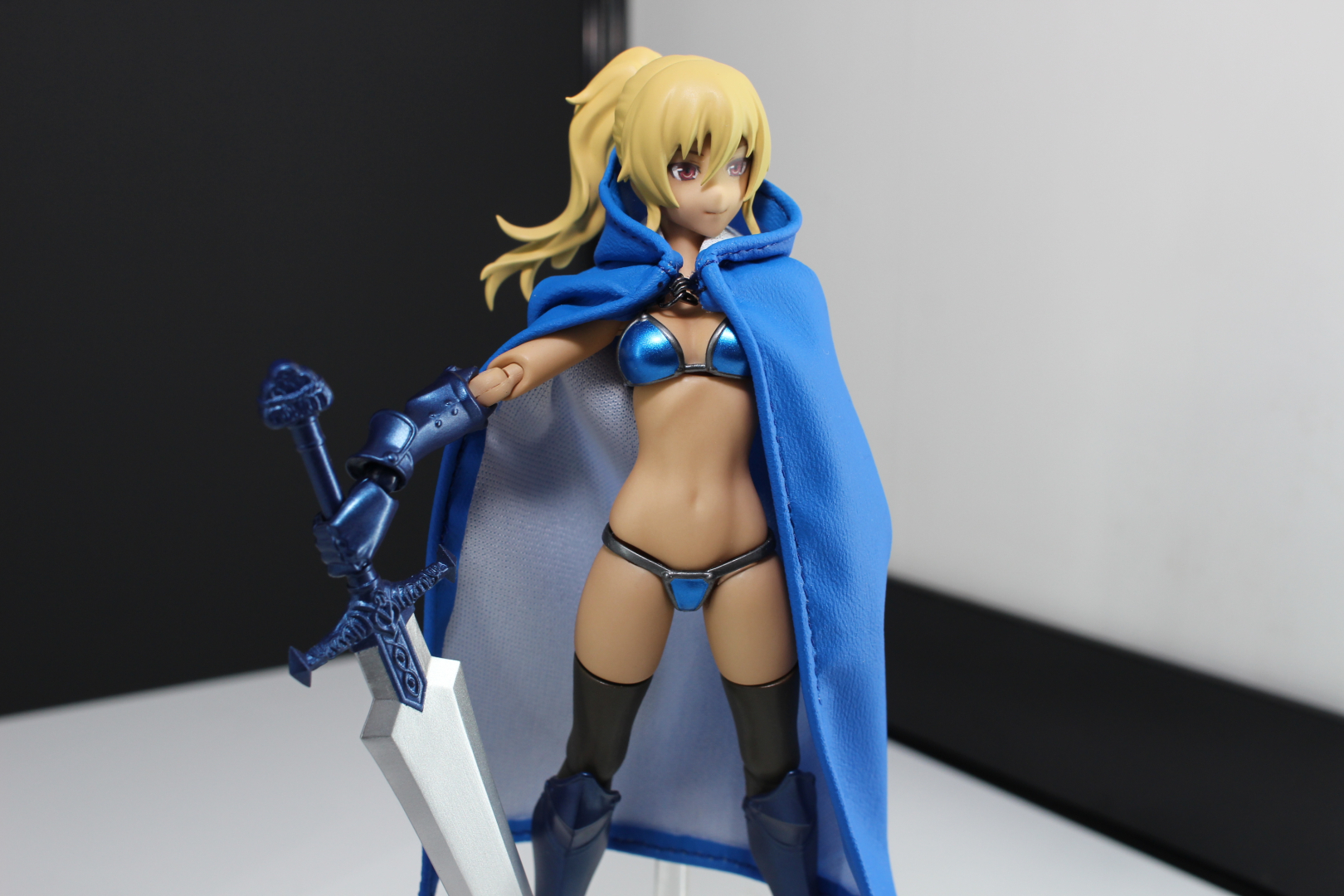 ゴージャスなメタリック塗装が施されたビキニアーマー。マントは裏地も使われている