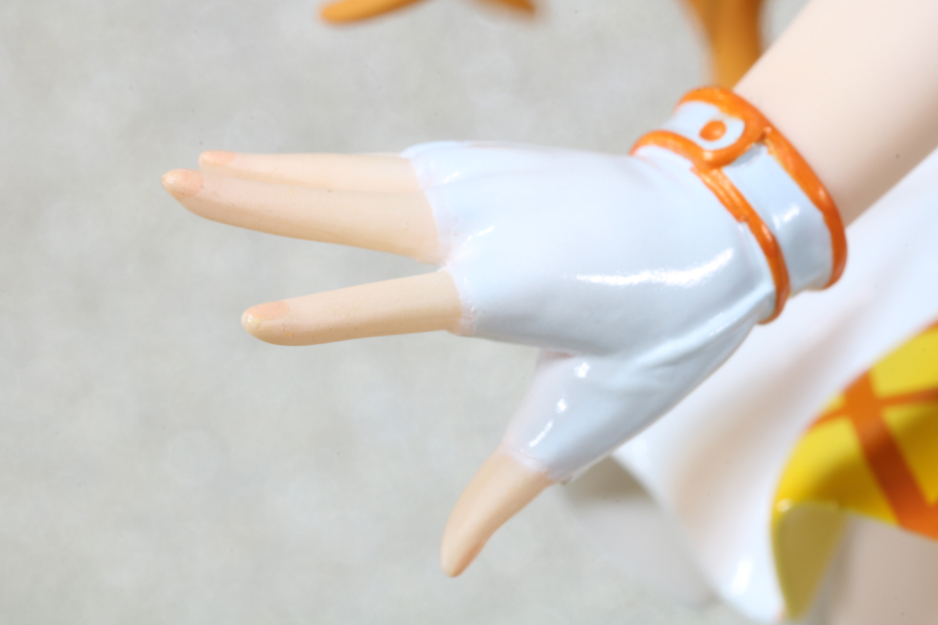 指先には爪の彩色が施されている