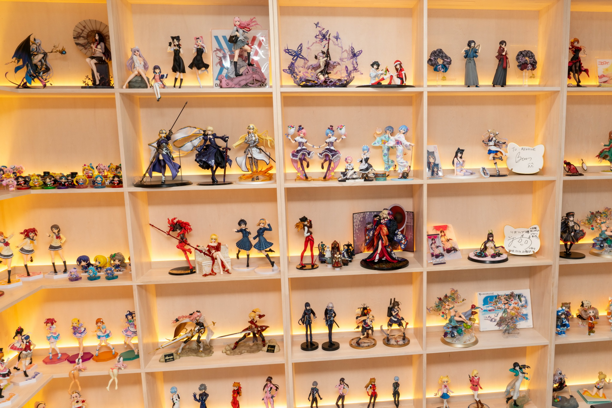 リボルブがこれまで手掛けてきたフィギュアが壁一面に！作品もキャラクターも非常に幅広いラインナップになっています。自社製品含めて、さまざまなメーカーに関わってきたことが一目瞭然！