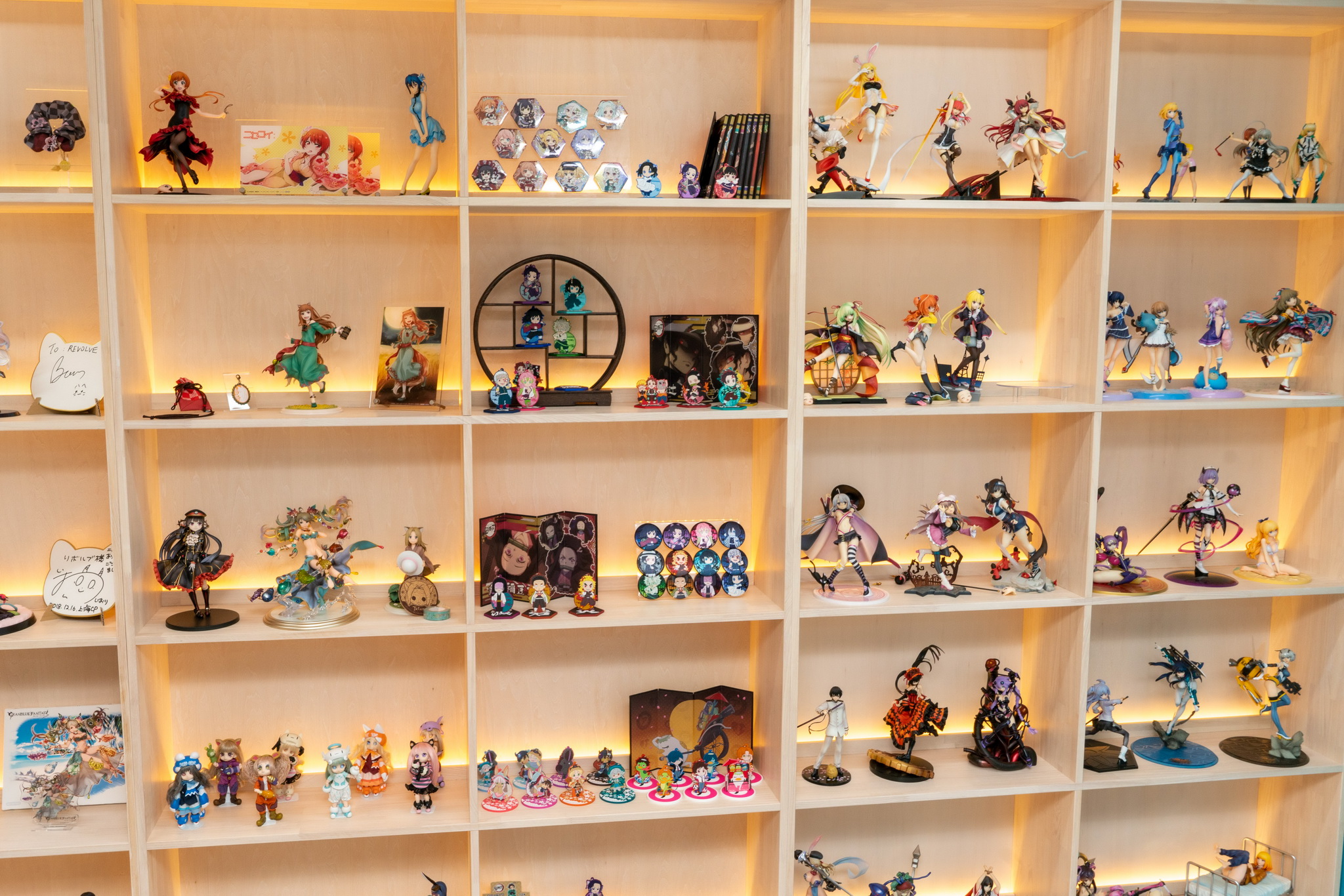 リボルブがこれまで手掛けてきたフィギュアが壁一面に！作品もキャラクターも非常に幅広いラインナップになっています。自社製品含めて、さまざまなメーカーに関わってきたことが一目瞭然！