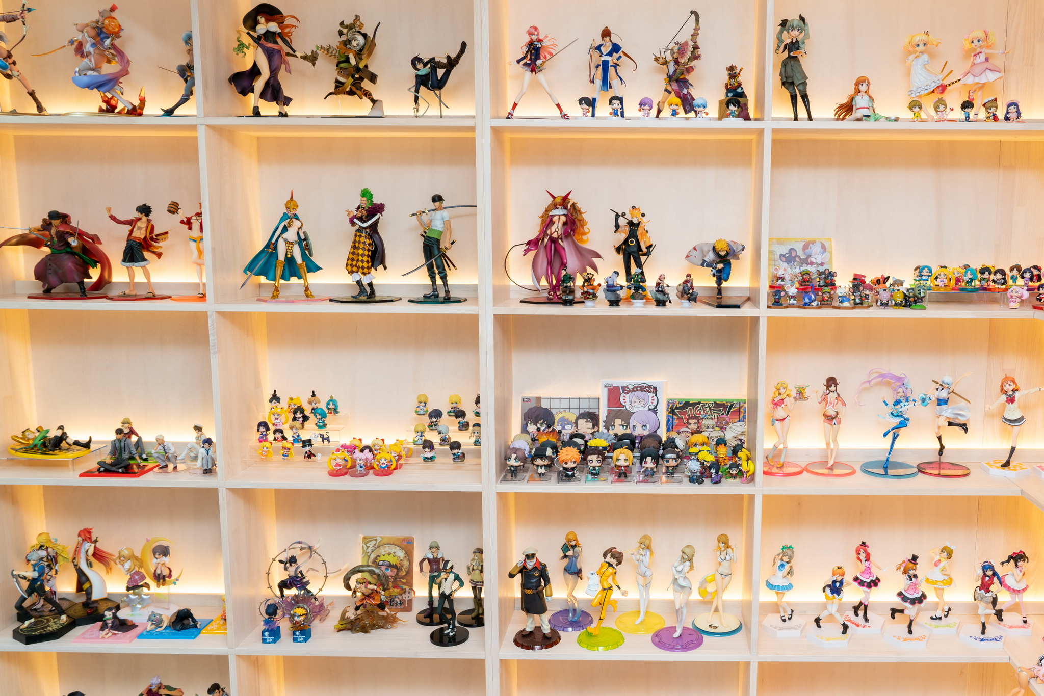 リボルブがこれまで手掛けてきたフィギュアが壁一面に！作品もキャラクターも非常に幅広いラインナップになっています。自社製品含めて、さまざまなメーカーに関わってきたことが一目瞭然！