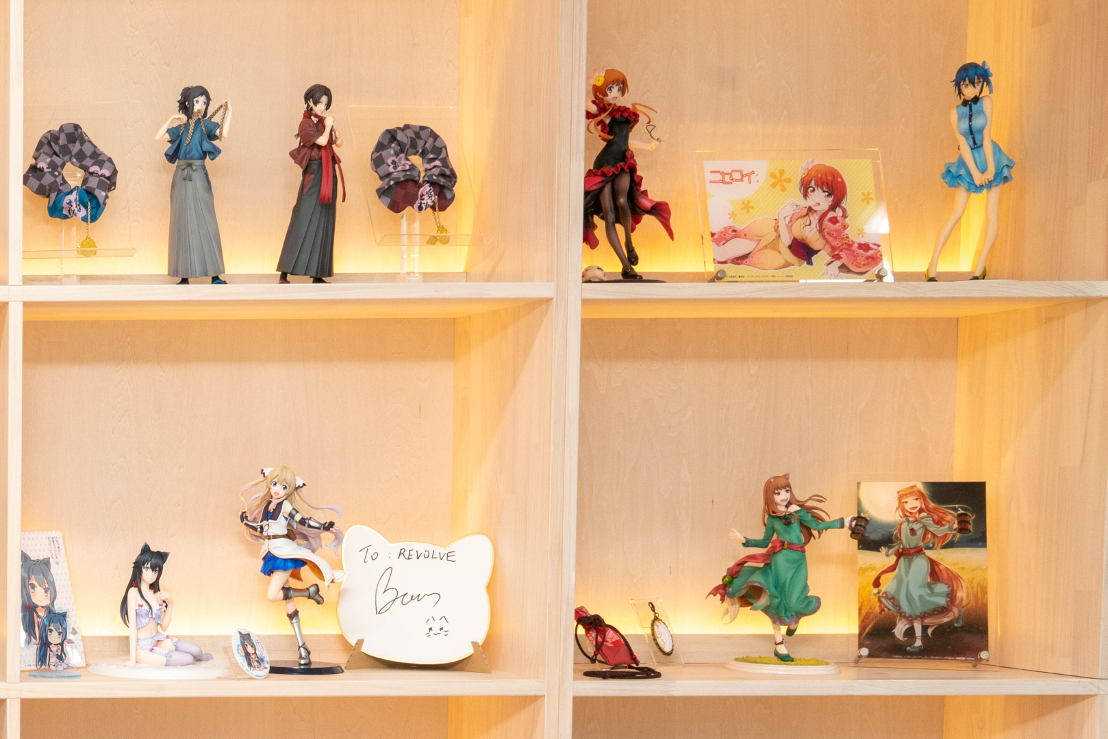 自社販売を行なった「刀剣乱舞-花丸-」題材のフィギュア（左上）や「ニセコイ:」題材のフィギュア（右上）の姿もありました