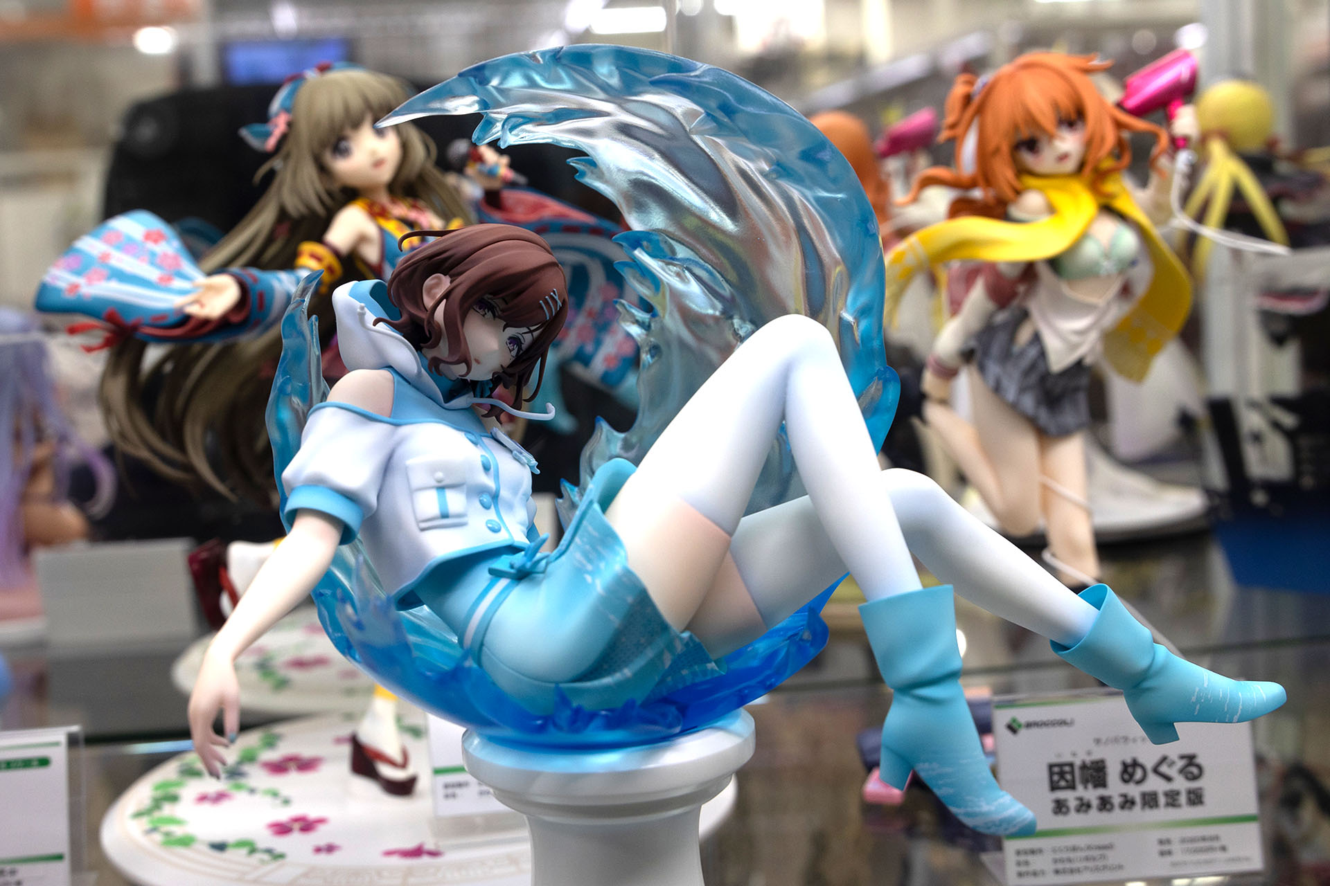 台座部分を含めて、全高は約200mmとなっている