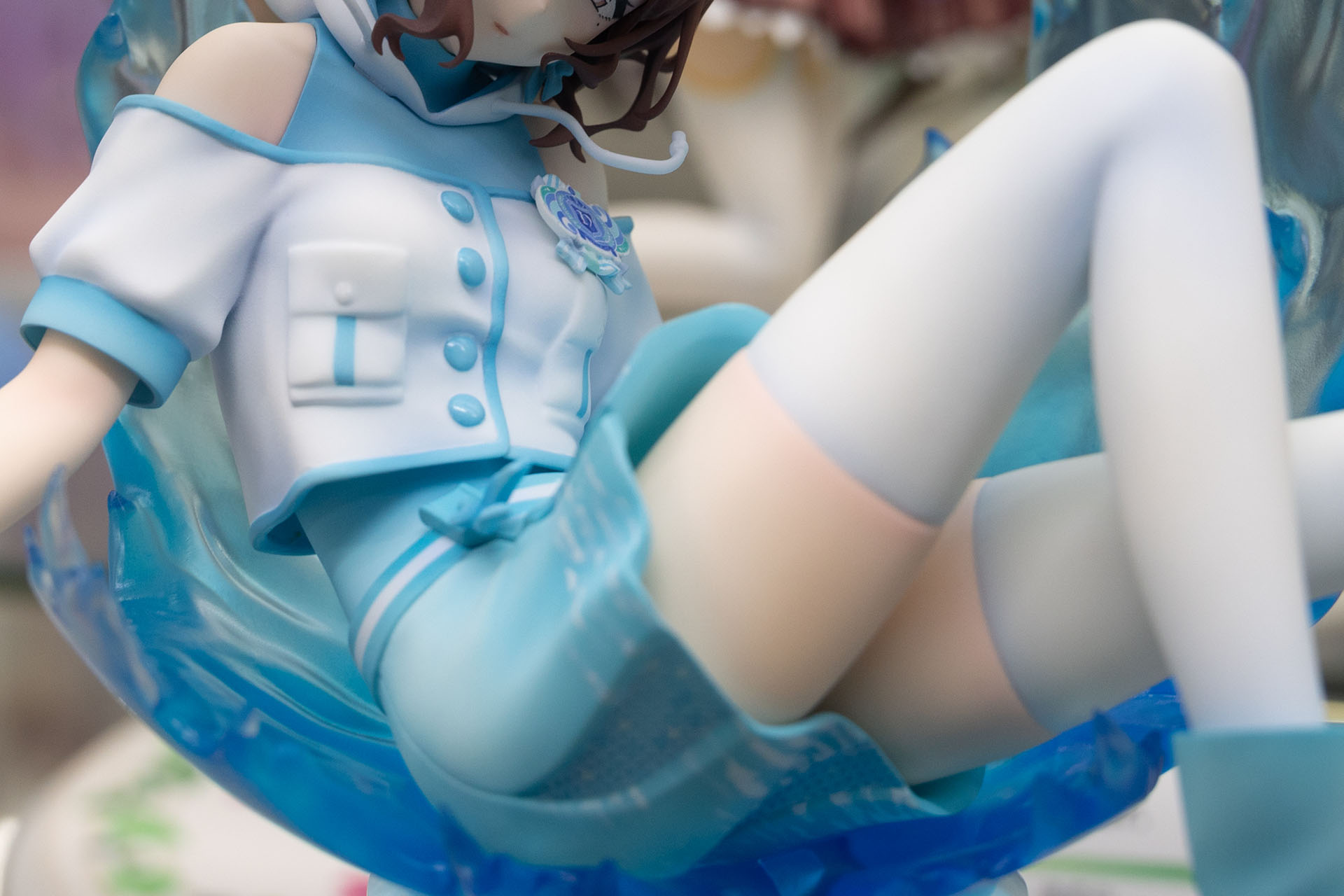 スカートの先からちらりと見える、白い太ももがたまらない