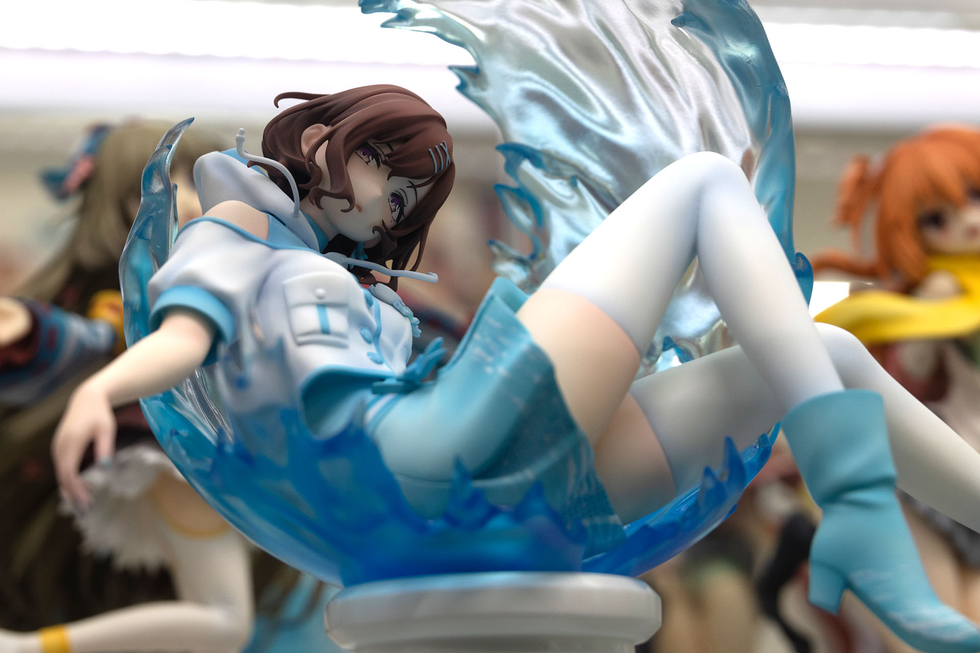 こちらはやや下側から見た姿。目があったようで、ドキッとさせられる