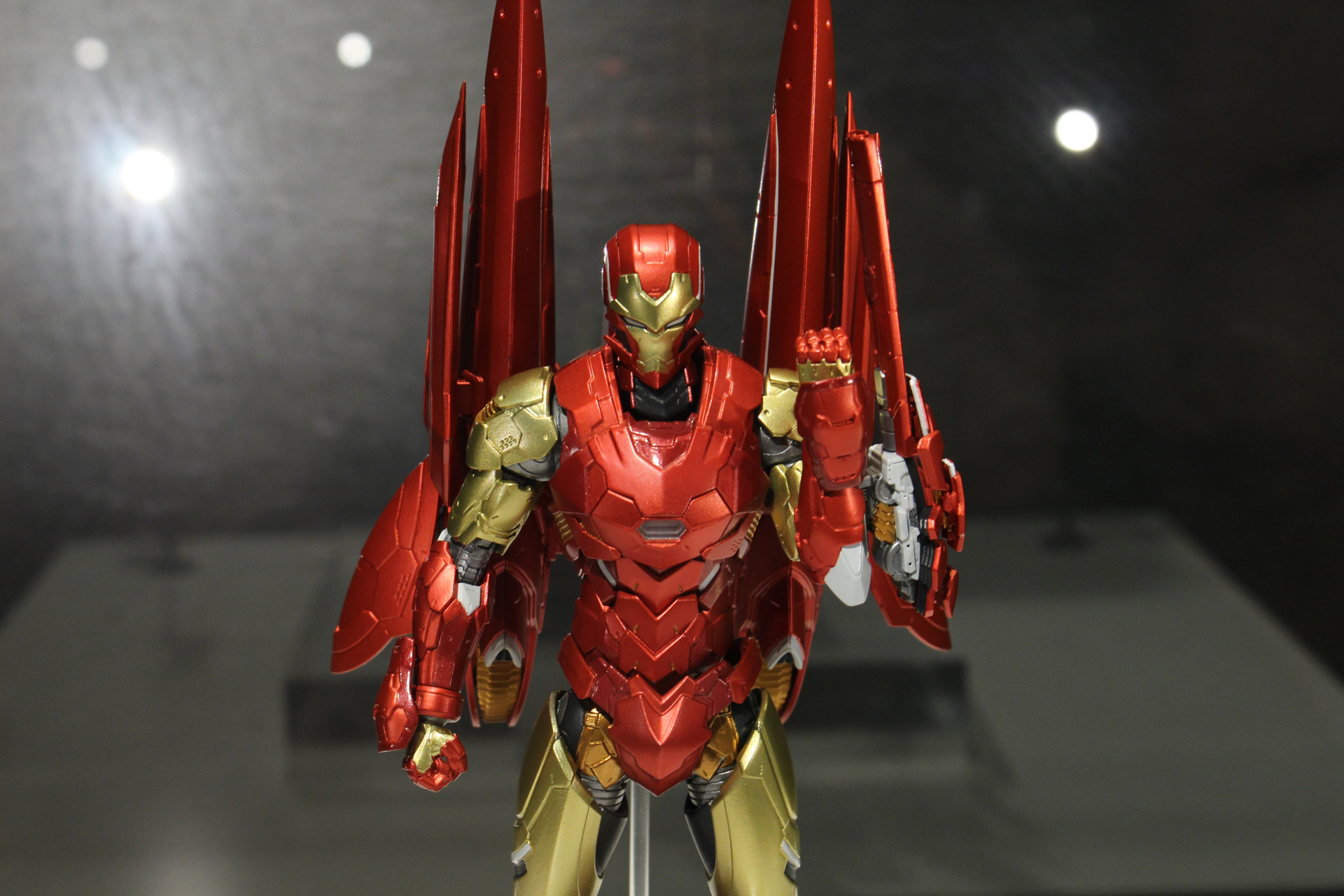 細い目のスリットなど清水氏と下口智裕氏のコミック「ULTRAMAN」の作風を感じる