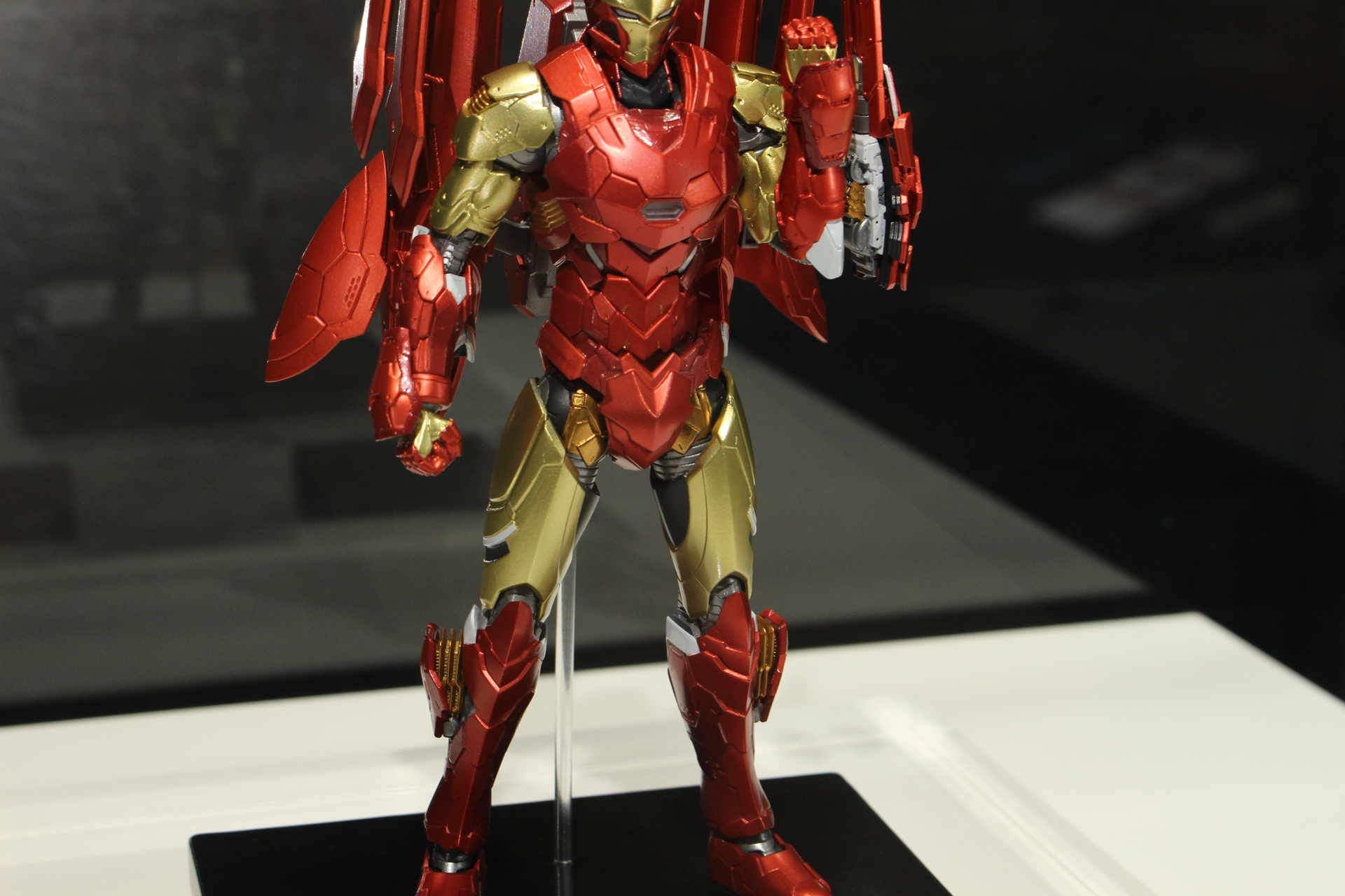「アイアンマン」のコミック版を思わせる色分けに、映画のアイアンマンを思わせる装甲分割