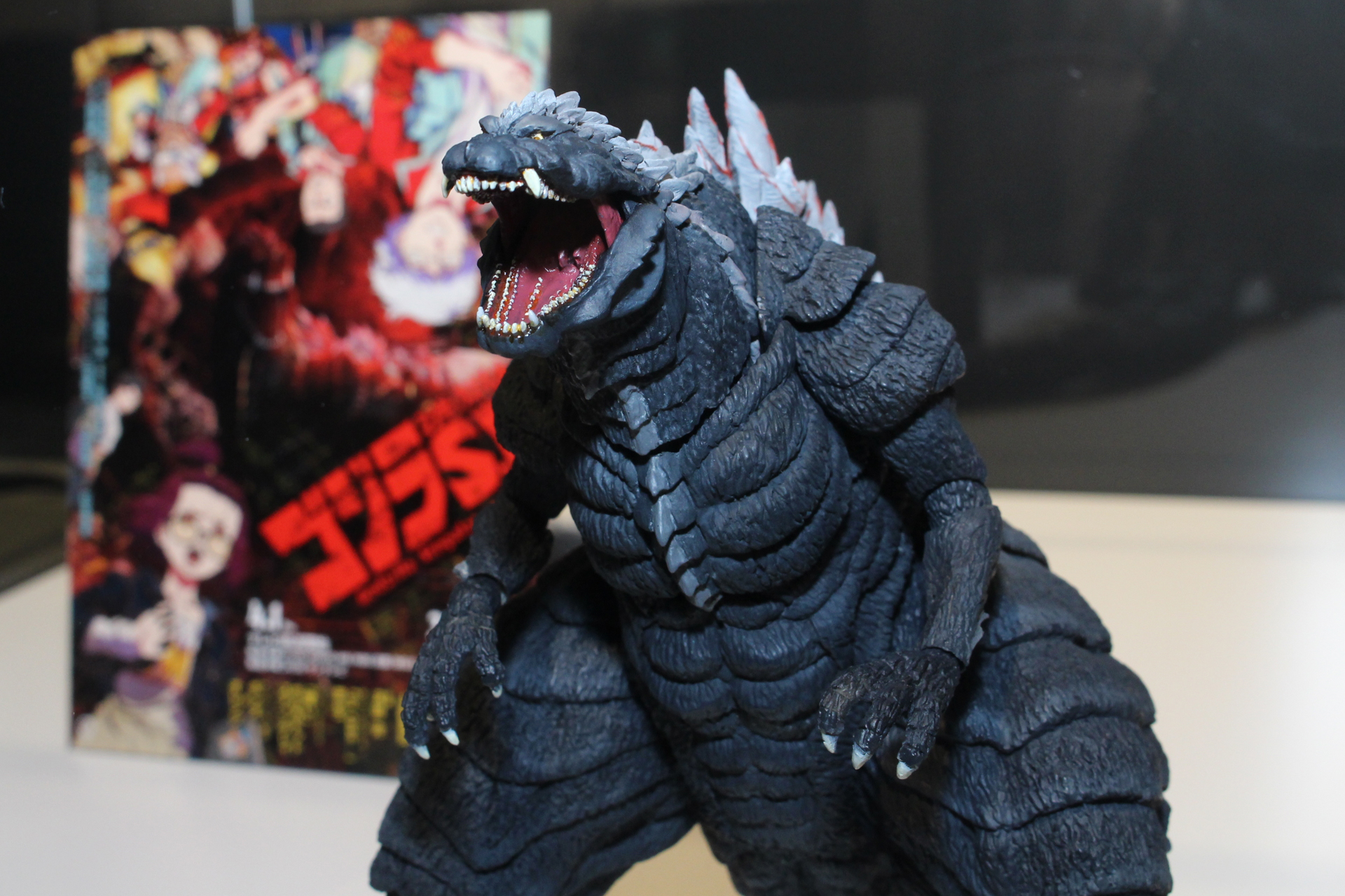 劇中ではCGで描かれるゴジラをフィギュアとして上手く造形している