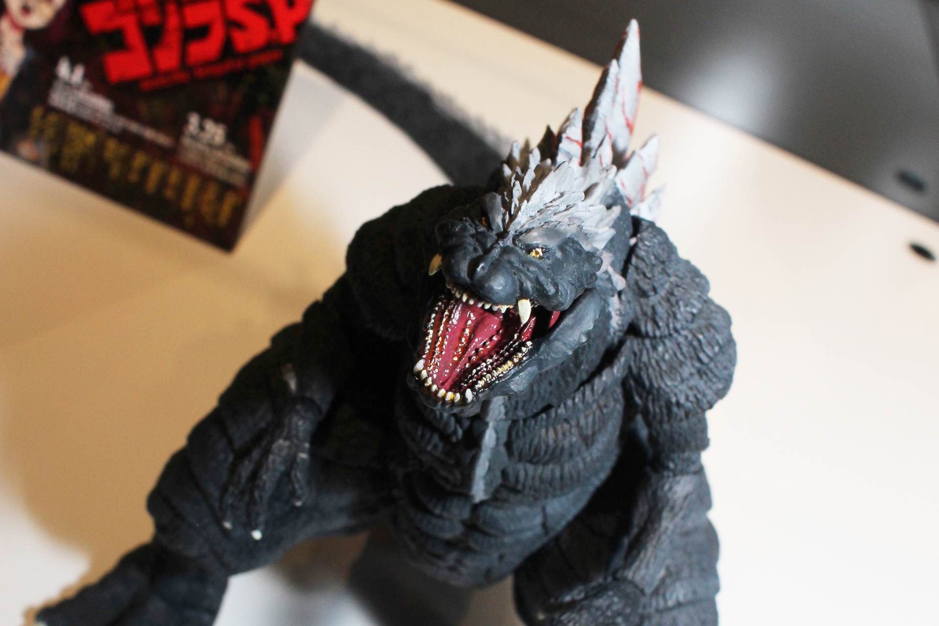 口の周りだけでなく、その中にある牙も細かく塗装されている