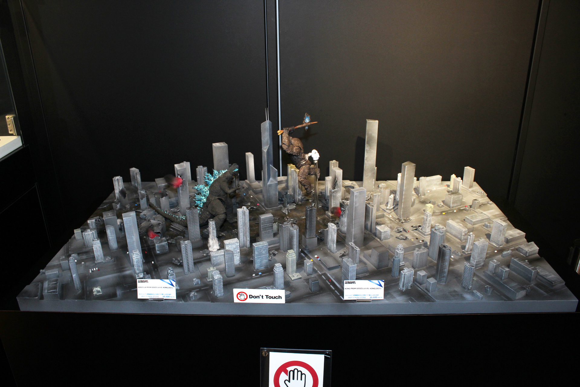 TAMASHII NATIONS TOKYOでは、「S.H.MonsterArts」の「ゴジラ」シリーズの特集展示を実施中。「ゴジラvsコング」のジオラマも