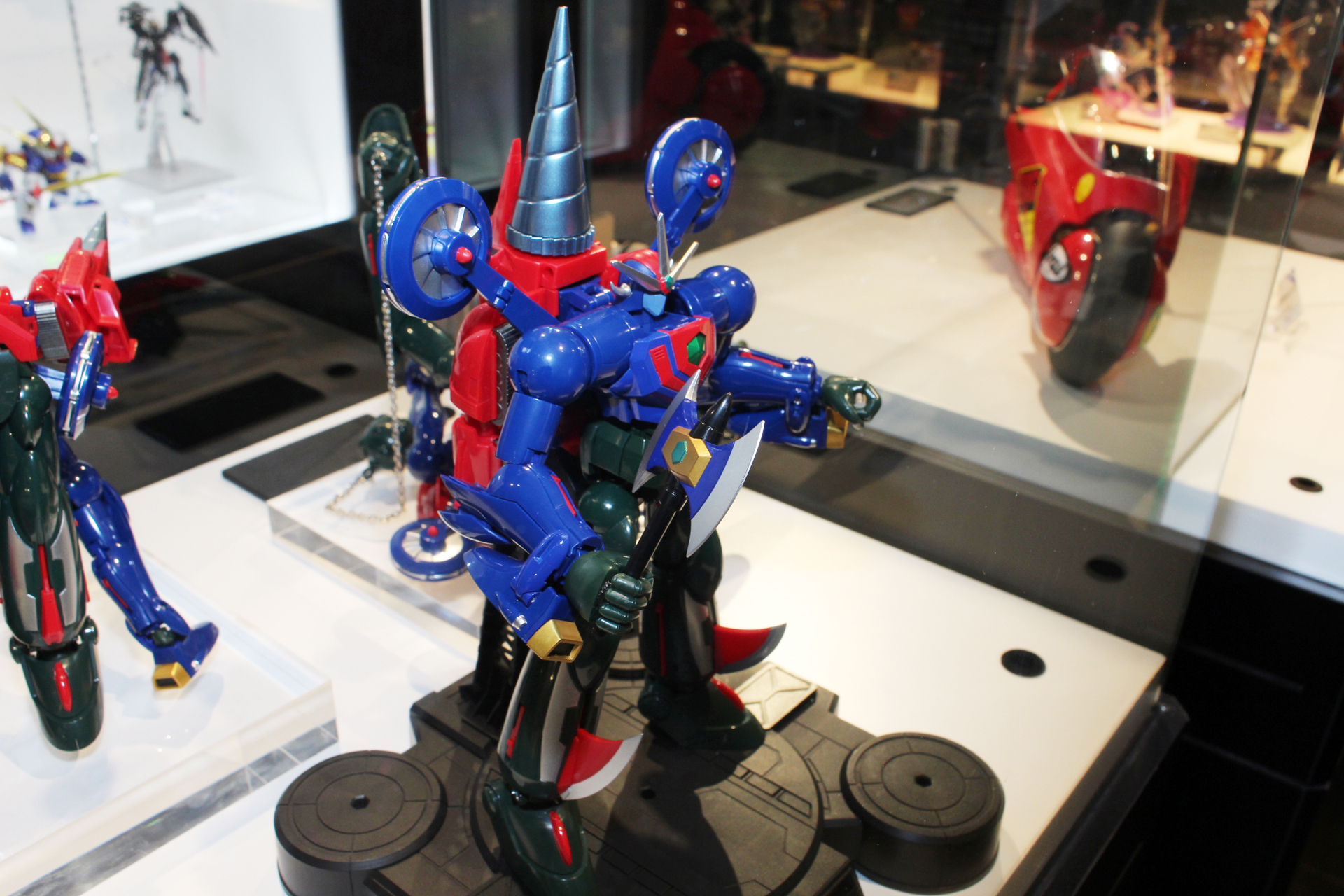 ゲッター號。地上戦闘を得意とするロボットで、汎用性が高い。武器は「ゲッタートマホーク」、「ブーメランソーサー」、「レッグブレード」等