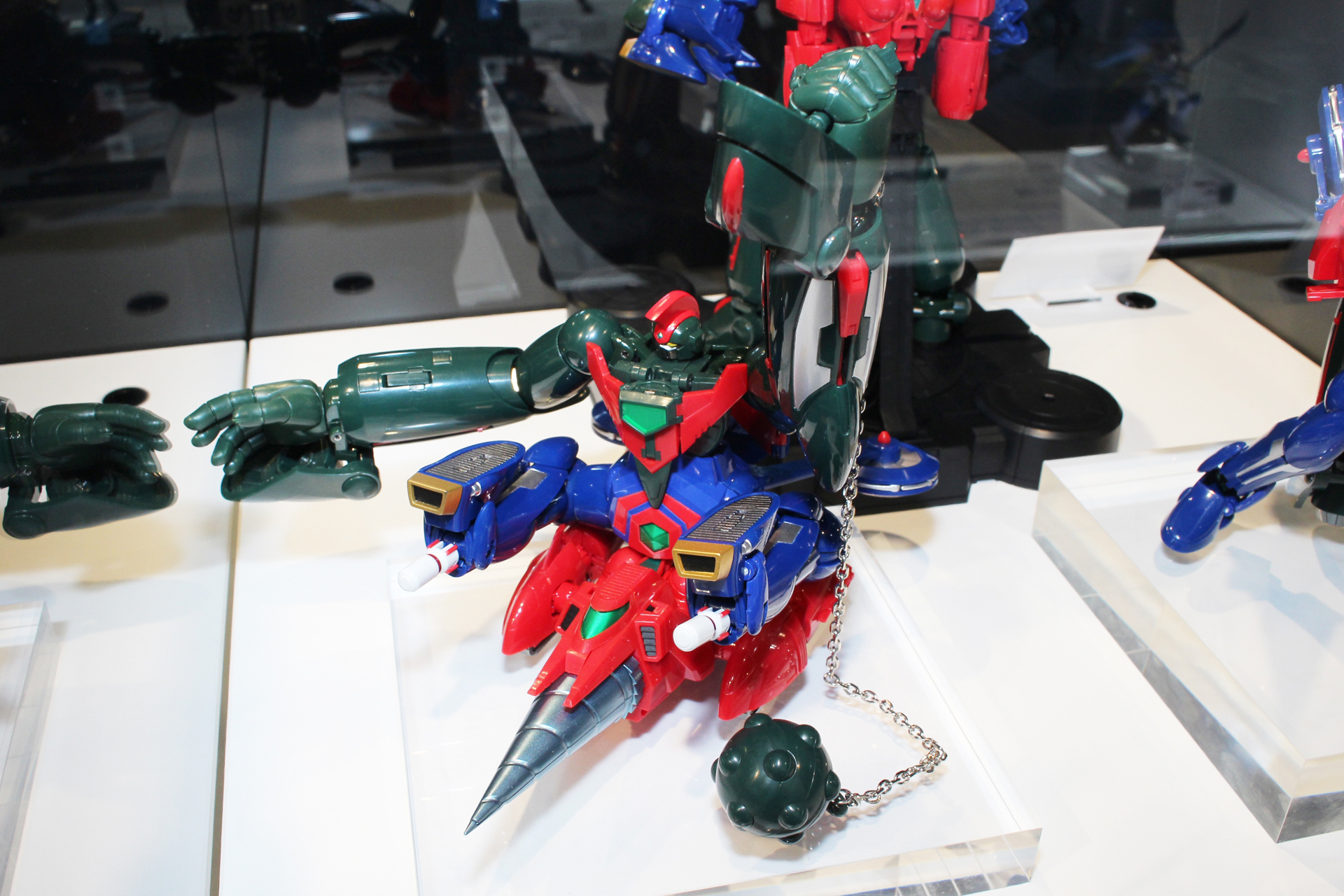 海中や地中での行動を可能とした重戦車型ロボット。「グレートハンマー」は金属製のチェーンで再現。砲塔には「インパクトキャノン」と「ハープンキャノン」を選んで搭載できる