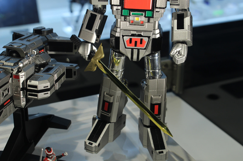 上腕や太ももなどの一部と剣はメッキパーツを採用している