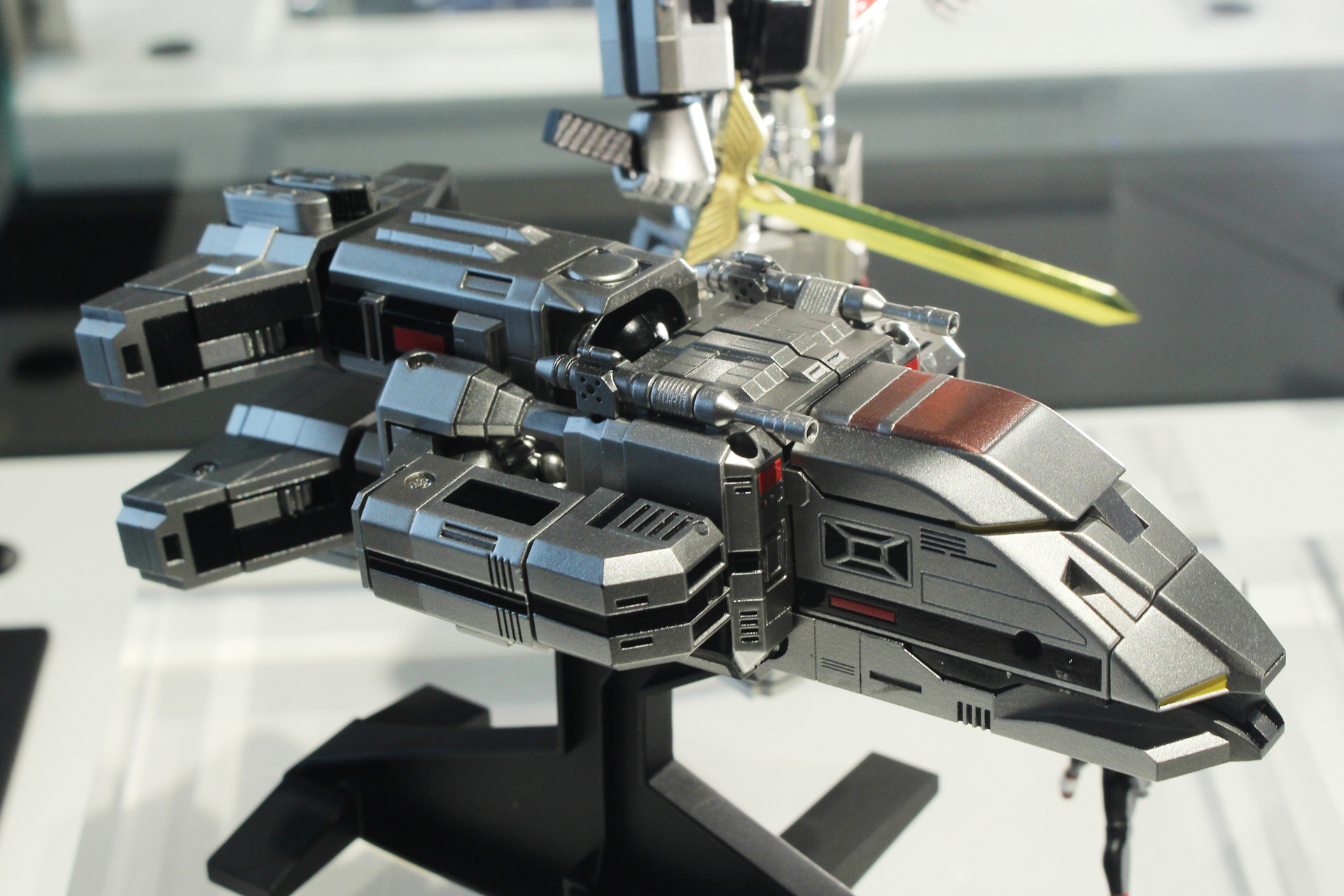 超惑星戦闘母艦ダイレオン。シルバーの質感が美しい