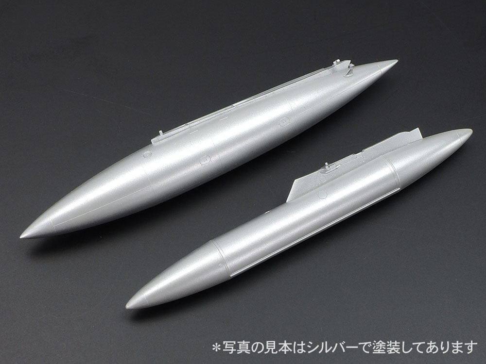 600ガロンのセンタードロップタンク1本に加え、翼下に装着する370ガロンドロップタンク2本も用意