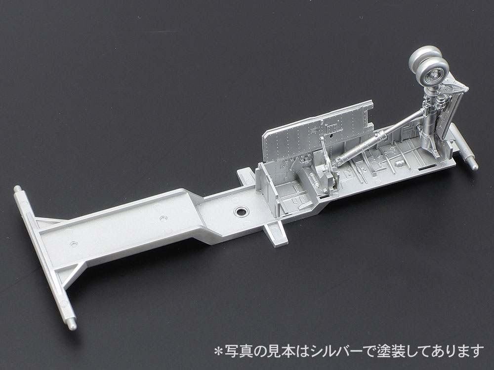 緻密なディテールが目を引く前脚格納庫。後方に長く伸びた部分がサポートとなり、しっかりと胴体へ組み付けられる