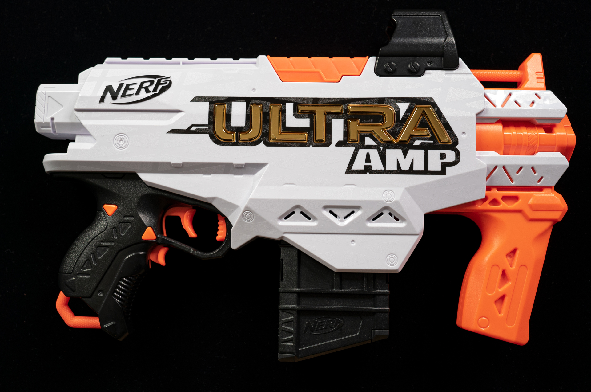 両肩に吊りたくなるような、お手頃サイズのサブマシンガン「ナーフ ウルトラ AMP」、実売価格4,936円(税込)