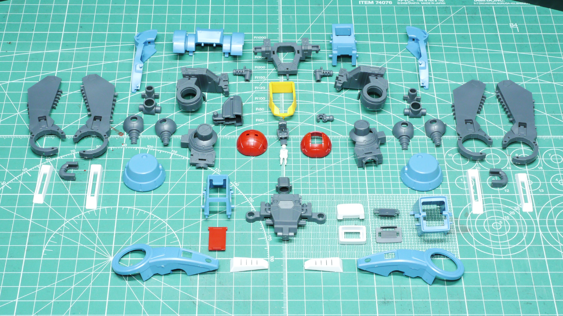 ボディの前屈や肩の引き出し機構で関節は大きく動きます