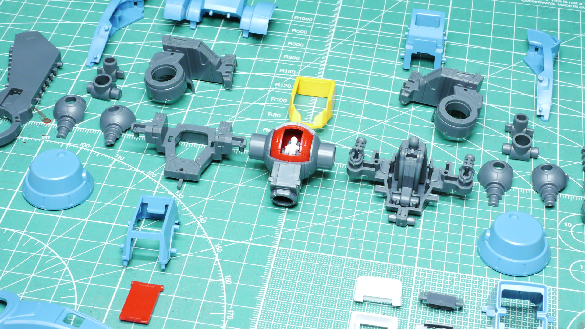 ボディの前屈や肩の引き出し機構で関節は大きく動きます