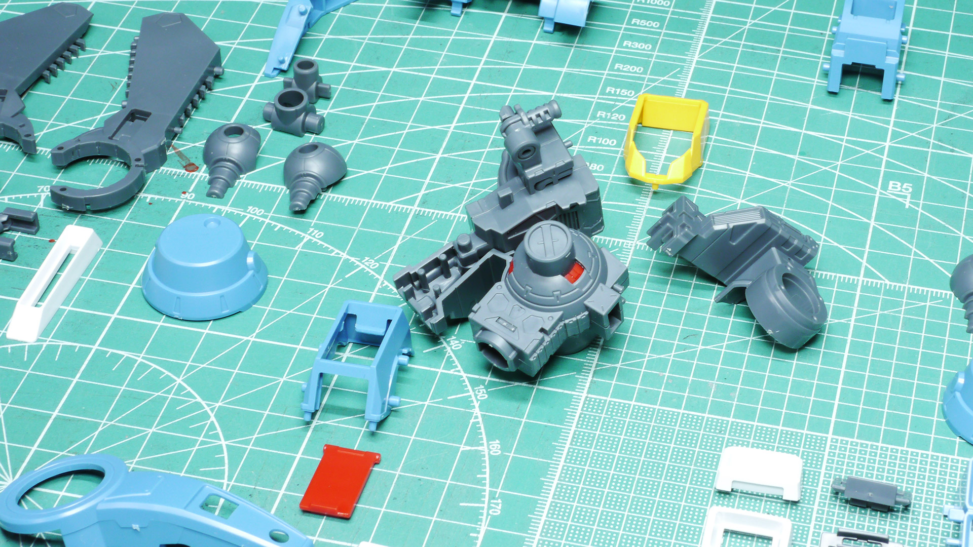 ボディの前屈や肩の引き出し機構で関節は大きく動きます