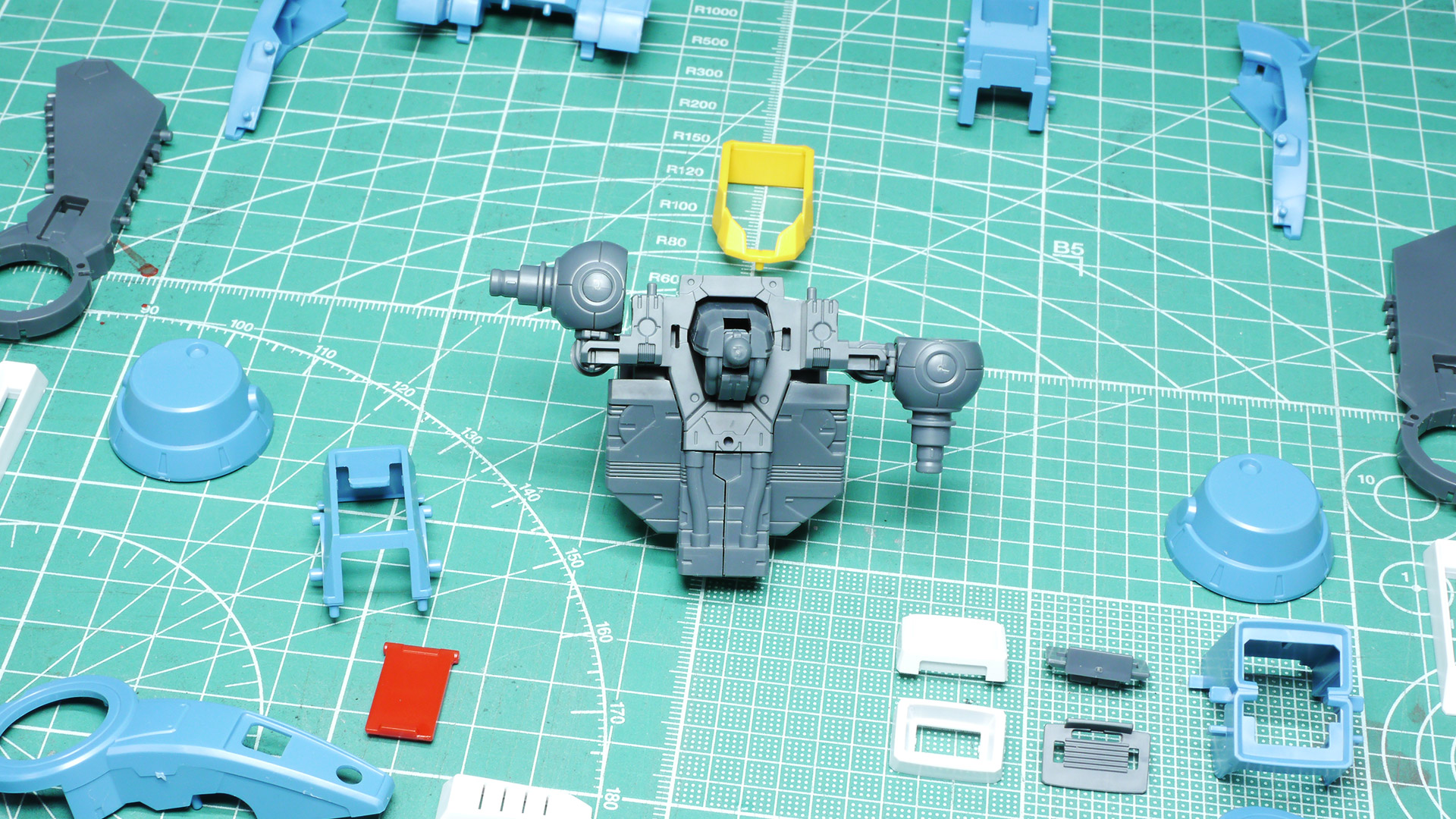 ボディの前屈や肩の引き出し機構で関節は大きく動きます