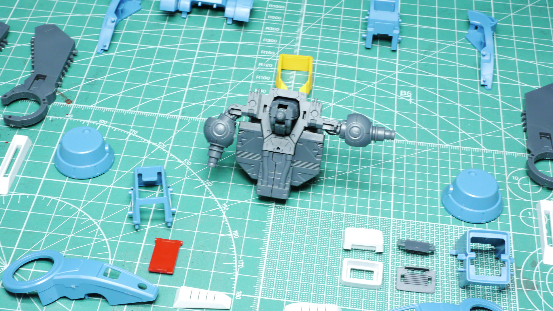 ボディの前屈や肩の引き出し機構で関節は大きく動きます