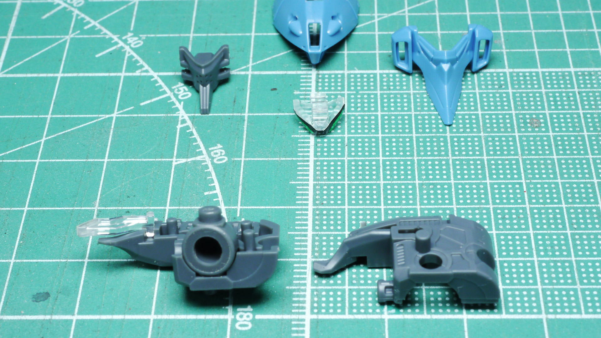 ロッド状になっているアンテナはランナー的にもう一組分あって、折れたとしても交換することもできます。こういった損傷しやすいパーツは複数用意されていると助かりますね