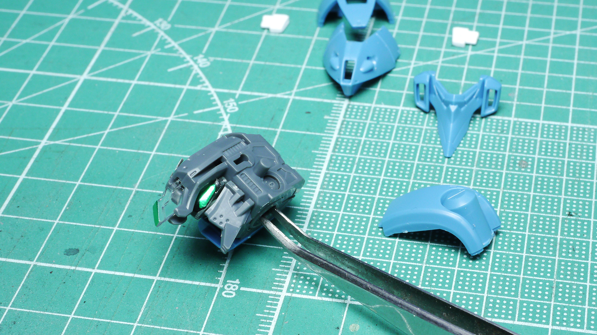 ロッド状になっているアンテナはランナー的にもう一組分あって、折れたとしても交換することもできます。こういった損傷しやすいパーツは複数用意されていると助かりますね